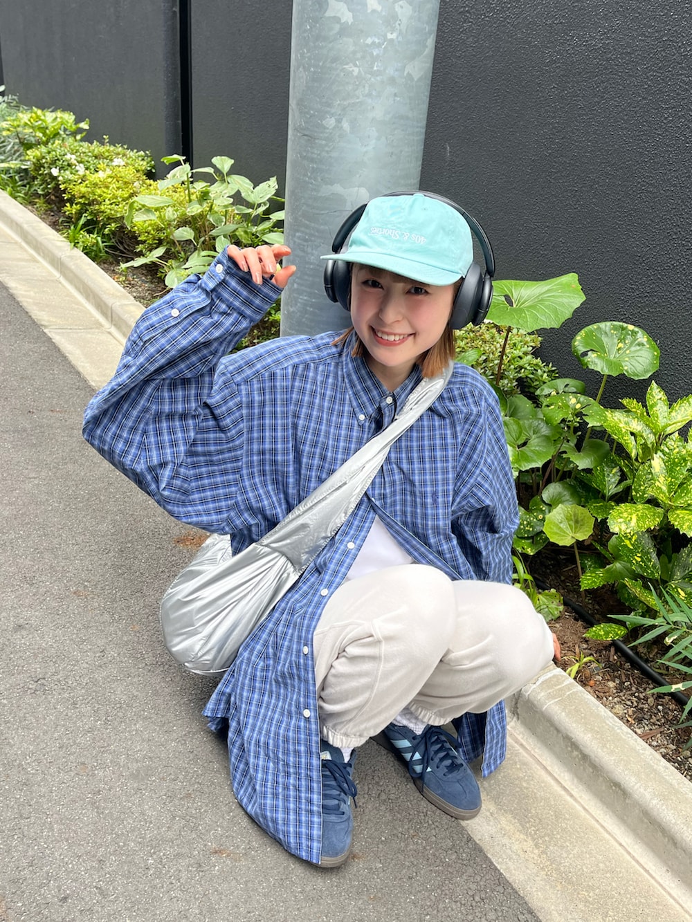 「やっぱり帽子が好き、カジュアル、ストリートカジュアル、古着MIX、レイヤードスタイル、ショルダーバッグ、チェック、チェックシャツ、青、スウェットパンツ、シティーガール、古着シャツ、メンズライク、ラフ」｜「adidasのadidas/アディダス Handball Spezial Shoes/アディダス ハンドボール スペツィアル（スニーカー、ブルー系）」を使った、manaさん（骨格ナチュラル・レディース・166cm）の春コーディネートの2枚目の写真