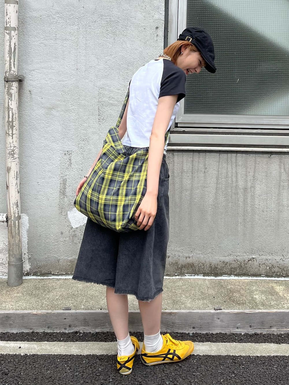 「白Tシャツ、差し色コーデ、ハーフデニム、ハーフパンツ、オニツカタイガー、ハンチング、パンツレイヤード、レイヤードスタイル、チェック、黄色、ピチT、ショルダーバッグ、カジュアル、Tシャツ、夏コーデ」｜「Onitsuka TigerのMEXICO 66 / メキシコ 66（スニーカー、イエロー系）」を使った、manaさん（骨格ナチュラル・レディース・166cm）の夏コーディネートの2枚目の写真