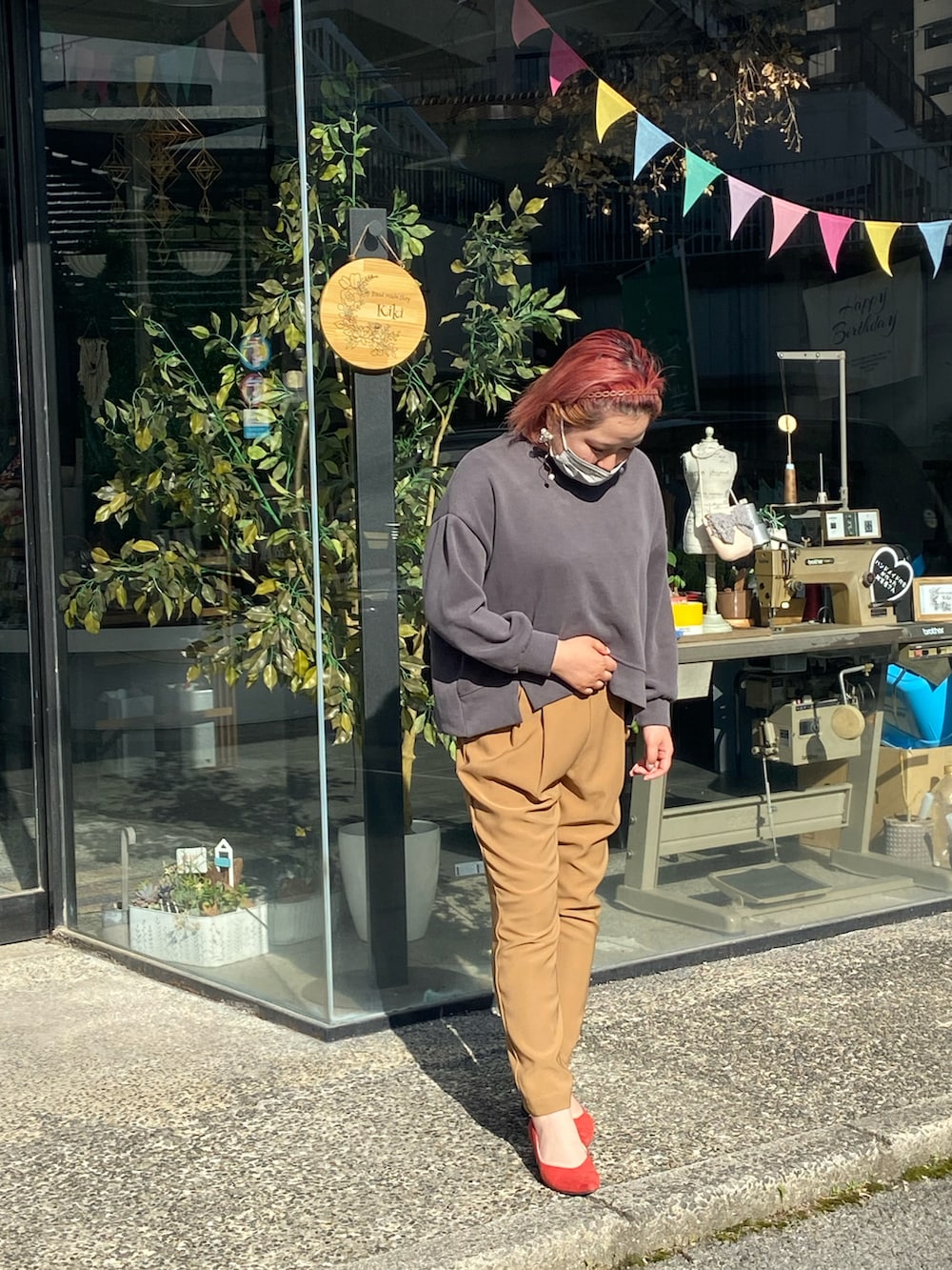 ベージュ系のチノパンツ、レッド系のパンプス、グレー系のスウェットを着用したレディースの春コーディネートの2枚目の写真