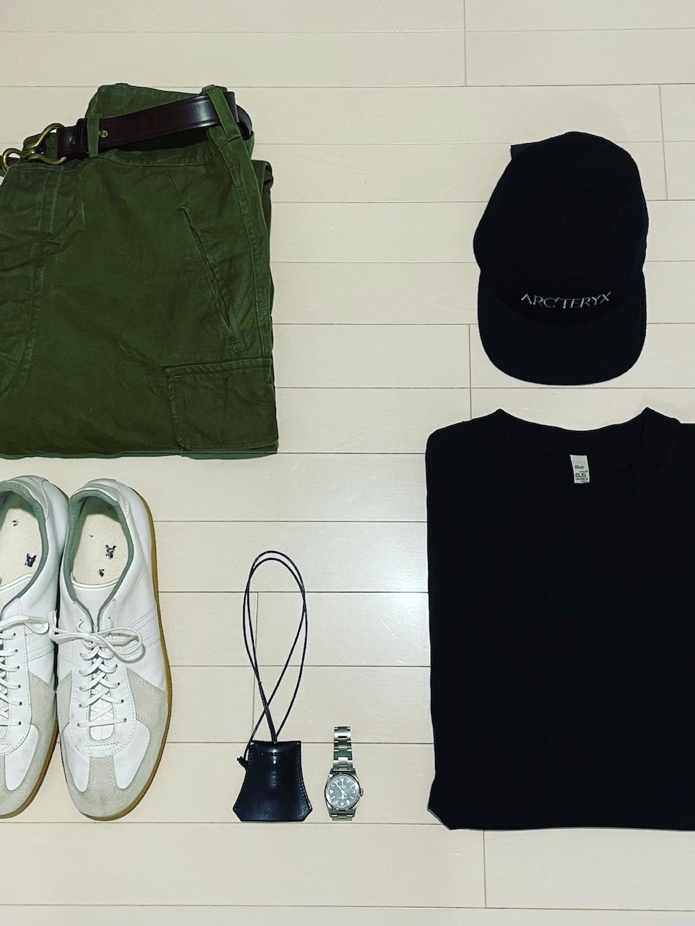 ホワイト系のスニーカー、ブラック系のTシャツ/カットソー、ブラック系のネックレスを着用したメンズの夏コーディネートの2枚目の写真