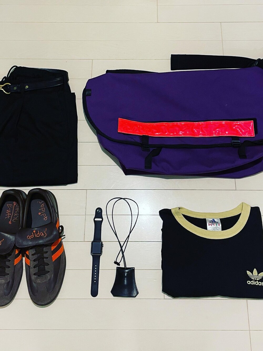 ブラック系のTシャツ/カットソー、ブラウン系のスニーカー、ブラック系のネックレスを着用したメンズの夏コーディネートの3枚目の写真