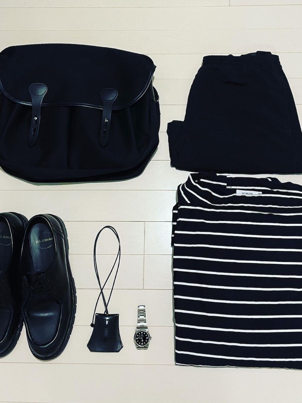 ブラック系のその他パンツ、ブラック系のブーツ、ブラック系のシャツ/ブラウスを着用したメンズの夏コーディネートの2枚目の写真