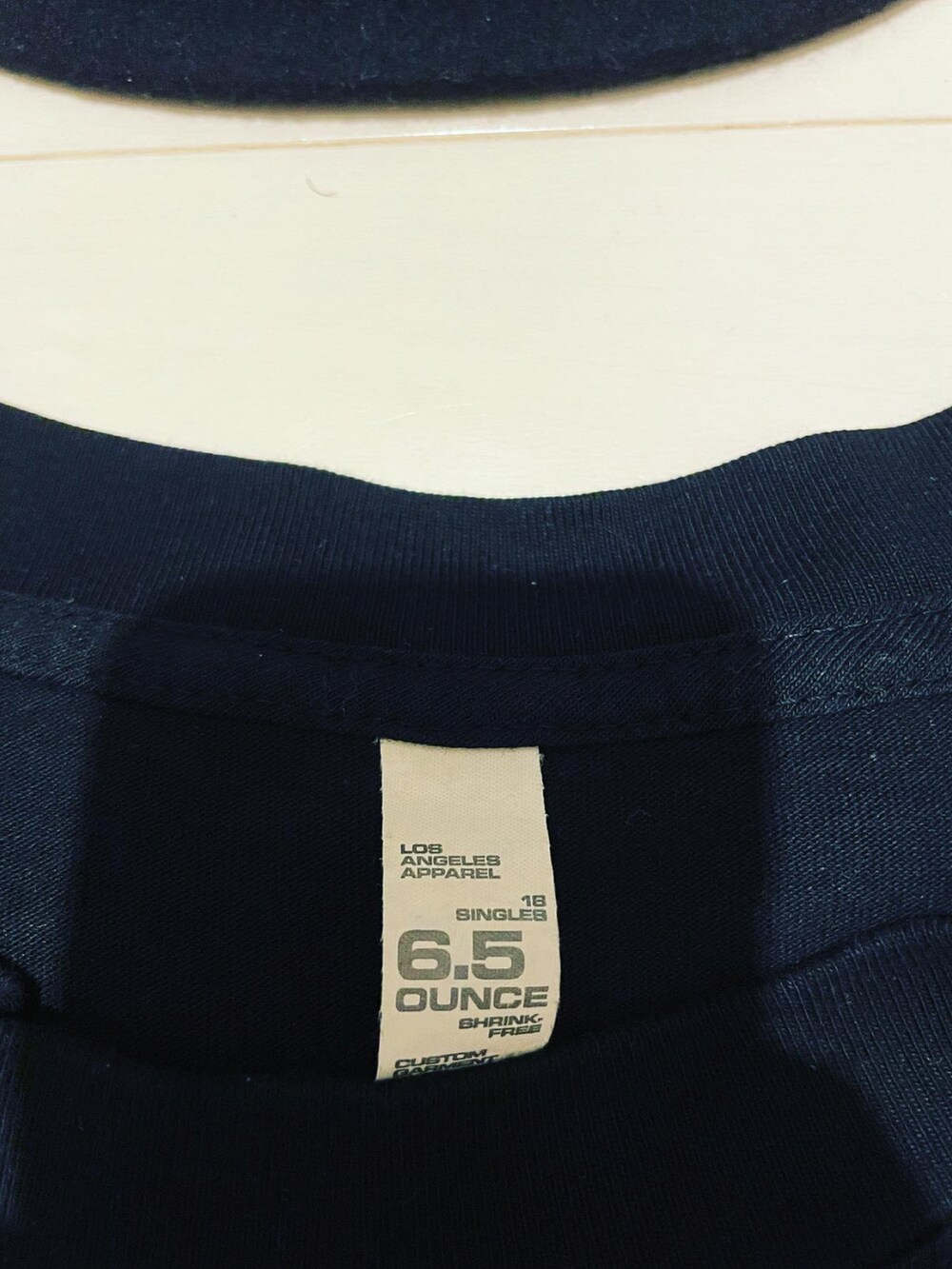 ホワイト系のスニーカー、ブラック系のTシャツ/カットソー、ブラック系のネックレスを着用したメンズの夏コーディネートの3枚目の写真