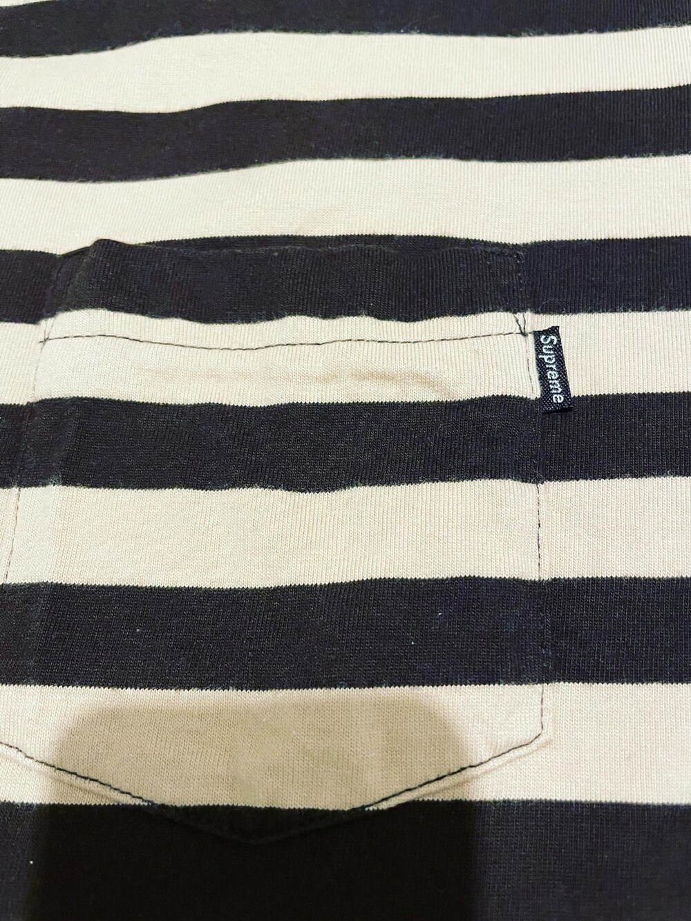 ブラウン系のTシャツ/カットソー、ホワイト系のスニーカー、ブラック系のネックレスを着用したメンズの夏コーディネートの4枚目の写真