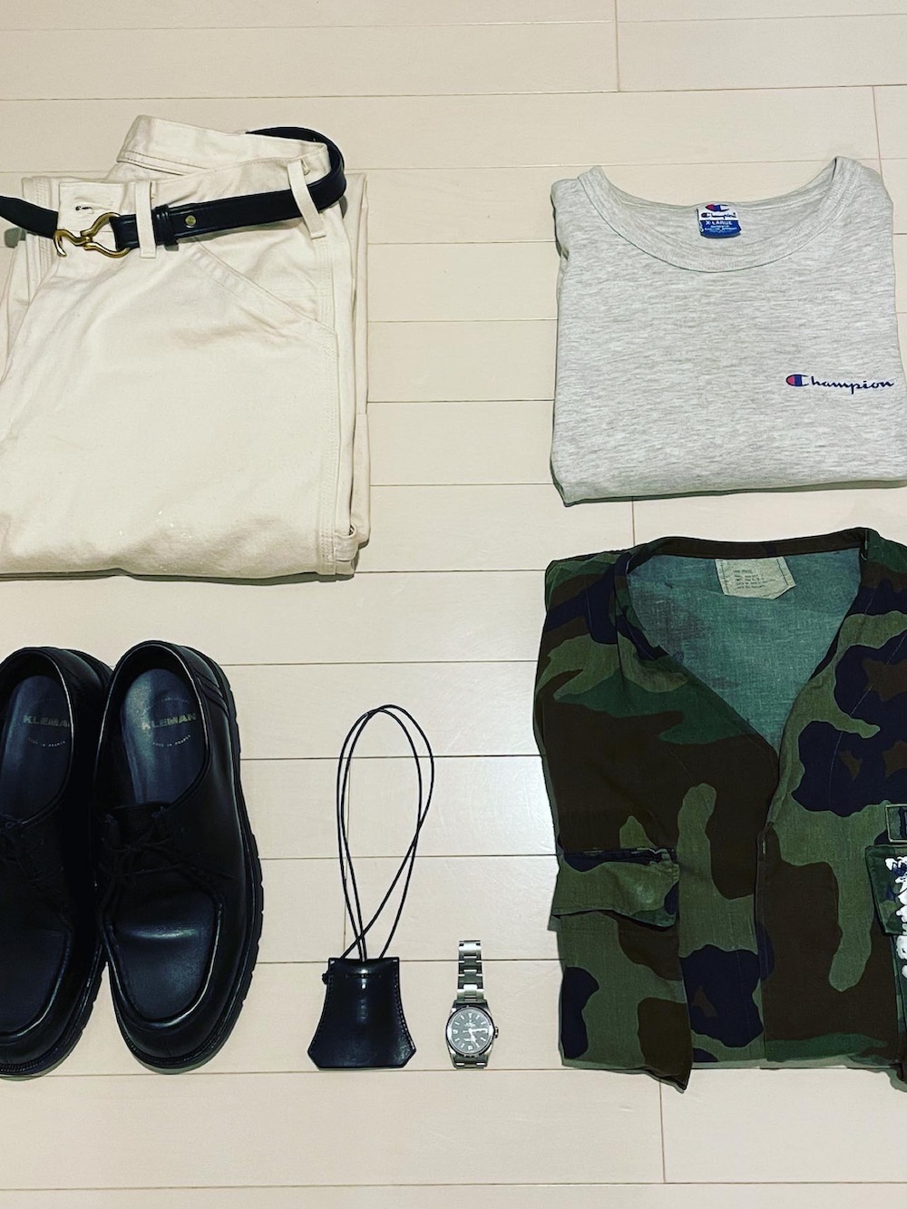 ホワイト系のデニムパンツ、ブラック系のブーツ、ブラック系のネックレスを着用したメンズの夏コーディネートの3枚目の写真