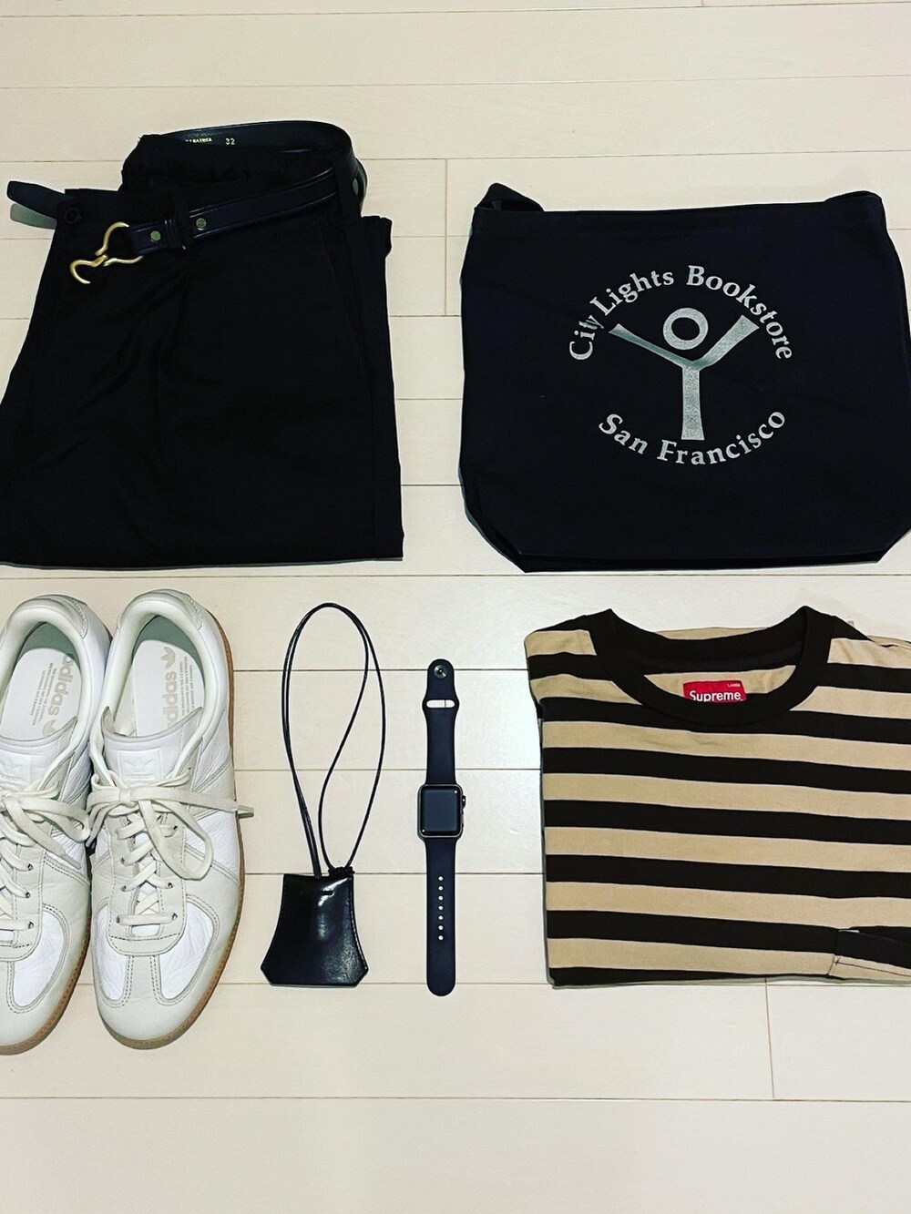 ブラウン系のTシャツ/カットソー、ホワイト系のスニーカー、ブラック系のネックレスを着用したメンズの夏コーディネートの2枚目の写真