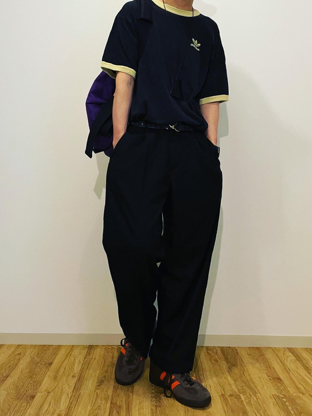 ブラック系のTシャツ/カットソー、ブラウン系のスニーカー、ブラック系のネックレスを着用したメンズの夏コーディネートの2枚目の写真