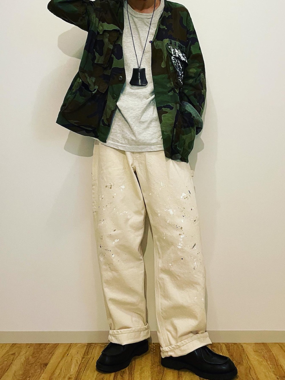 ホワイト系のデニムパンツ、ブラック系のブーツ、ブラック系のネックレスを着用したメンズの夏コーディネートの2枚目の写真