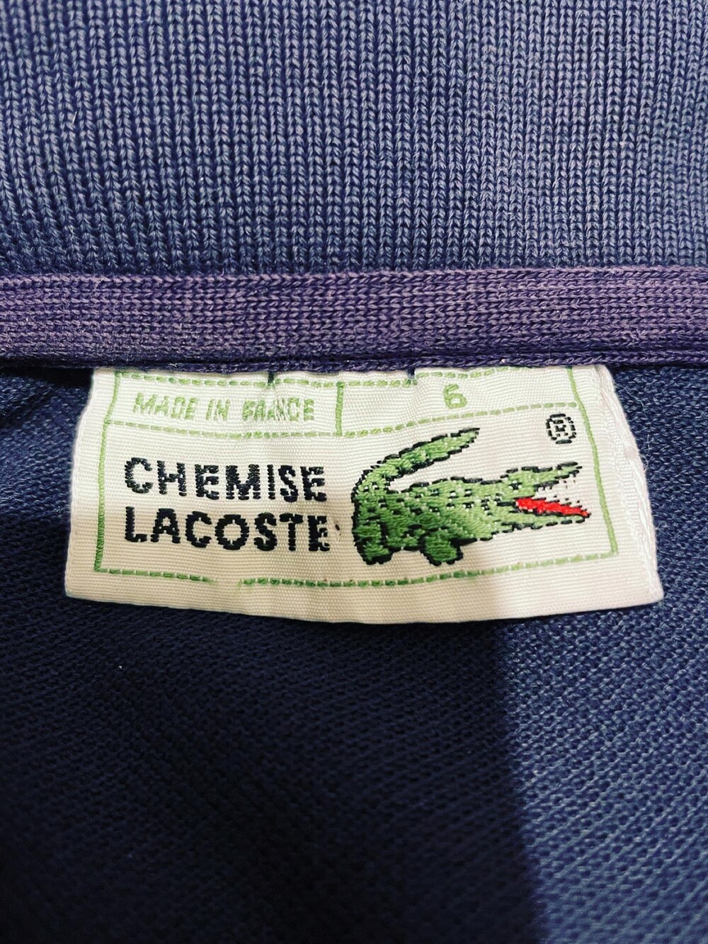 ブルー系のデニムパンツ、ブラウン系のスニーカー、ブルー系のポロシャツを着用したメンズの夏コーディネートの3枚目の写真