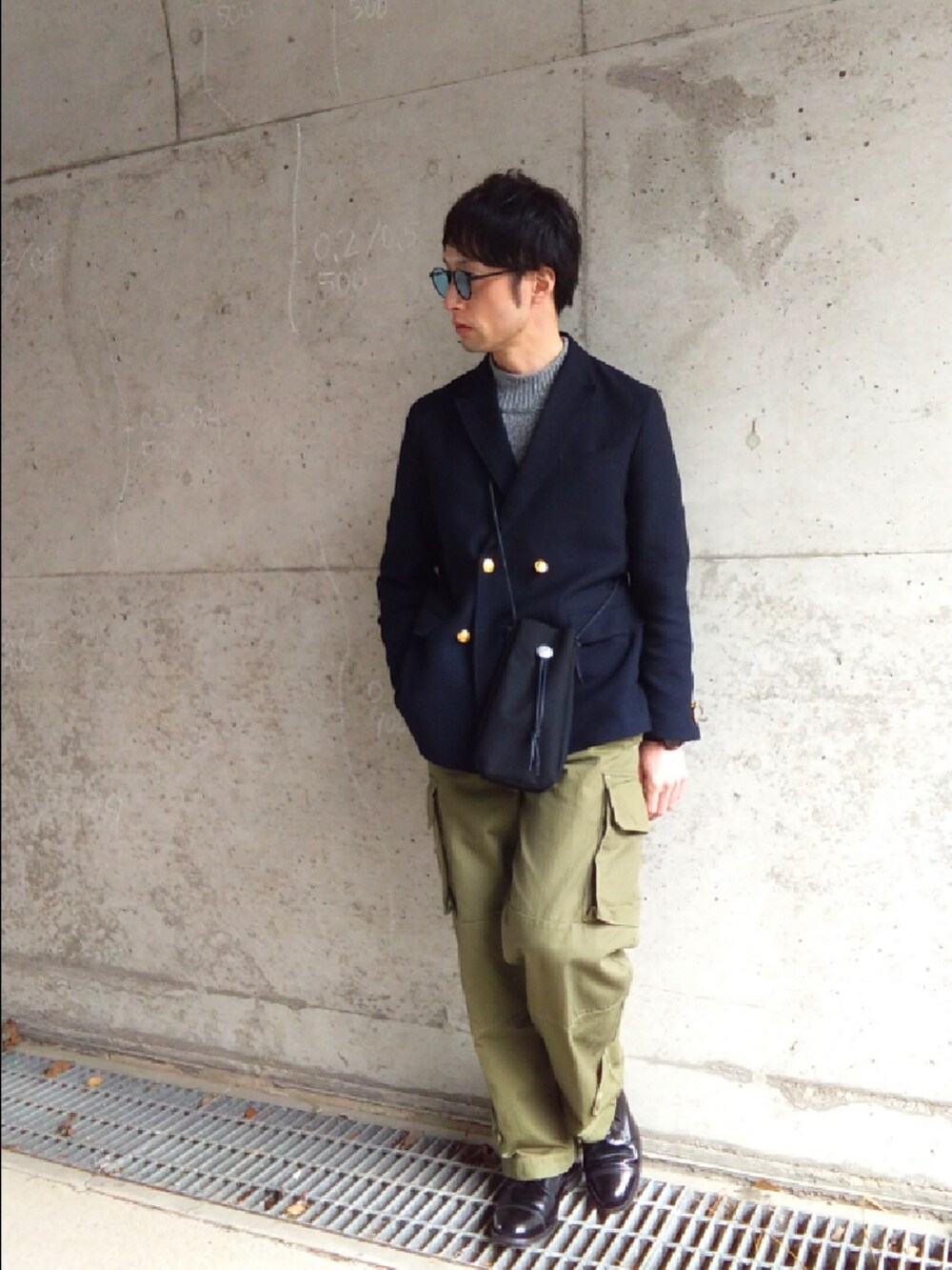 「お出かけコーデ、シンプル、休日コーデ、オトナカジュアル、お洒落さんとつながりたい、カーゴパンツ」｜「BEAMS PLUSのアイテム（テーラードジャケット、ブルー系）」を使った、coen5910emさん（メンズ・168cm）の冬コーディネートの2枚目の写真