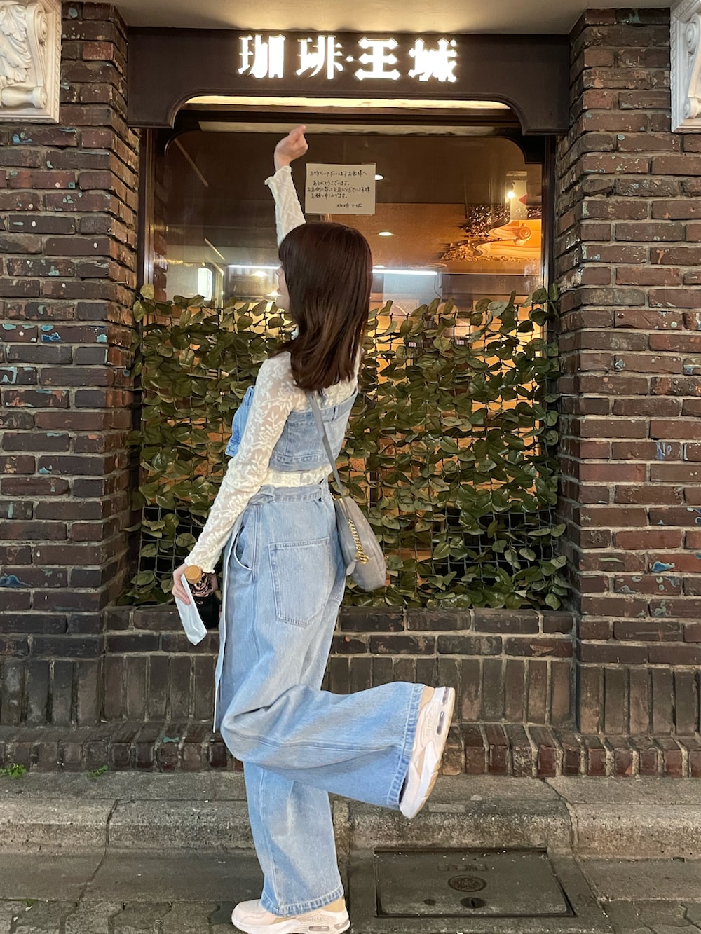 「ラクチンコーデ、春夏コーデ、おしゃれさんと繋がりたい、カジュアルコーデ、デニムコーデ、レース、24SS春の新作、レイヤード、きれいめカジュアル、デニム、Chico、大学生、スニーカー、スニーカーコーデ、ビスチェ」｜「Chicoの【2サイズ展開】配色切替デニムコンビネゾン（つなぎ/オールインワン、ブルー系）」を使った、rikonhnさん（レディース・163cm）の春コーディネートの3枚目の写真