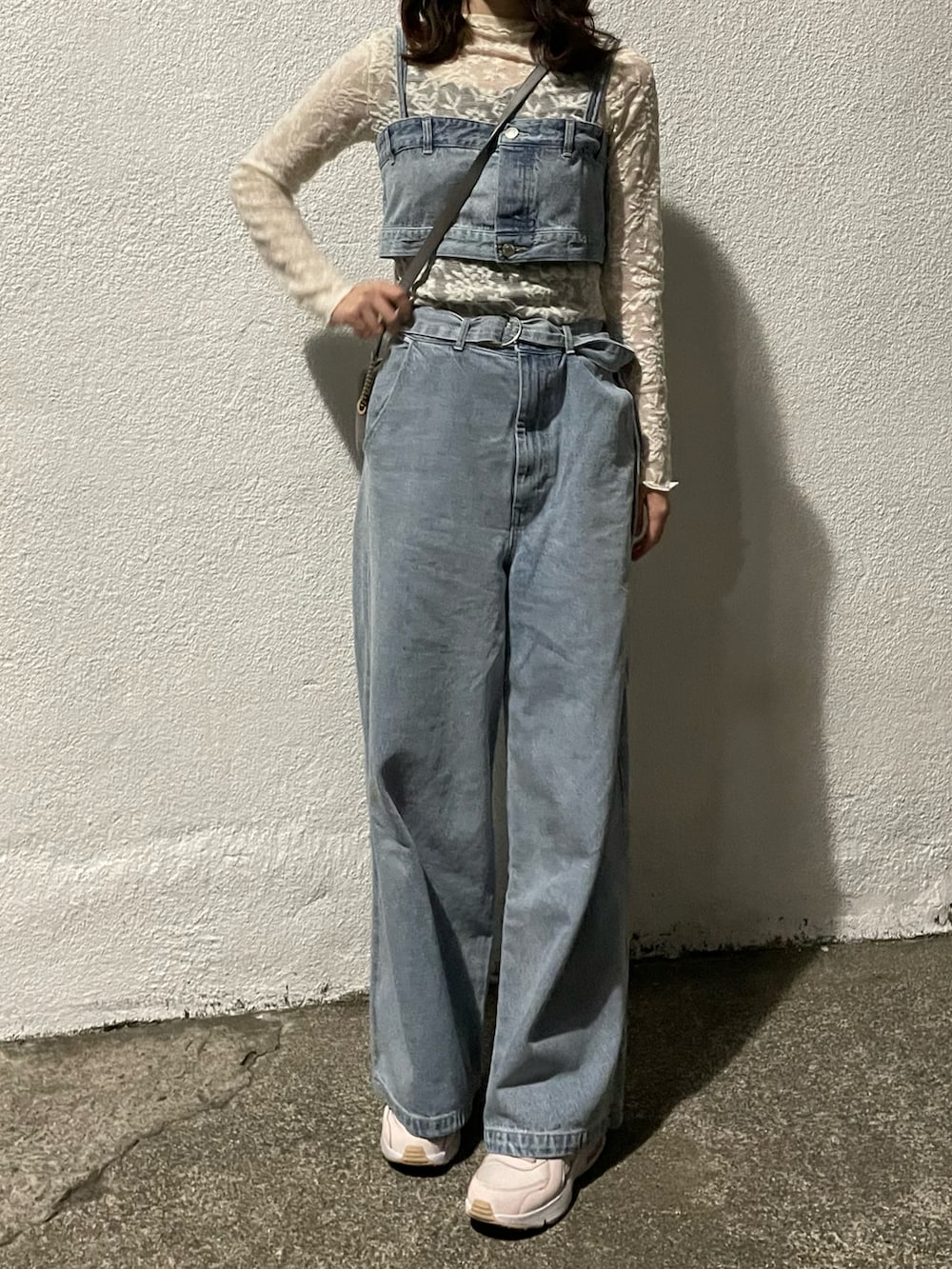 「ラクチンコーデ、春夏コーデ、おしゃれさんと繋がりたい、カジュアルコーデ、デニムコーデ、レース、24SS春の新作、レイヤード、きれいめカジュアル、デニム、Chico、大学生、スニーカー、スニーカーコーデ、ビスチェ」｜「Chicoの【2サイズ展開】配色切替デニムコンビネゾン（つなぎ/オールインワン、ブルー系）」を使った、rikonhnさん（レディース・163cm）の春コーディネートの2枚目の写真