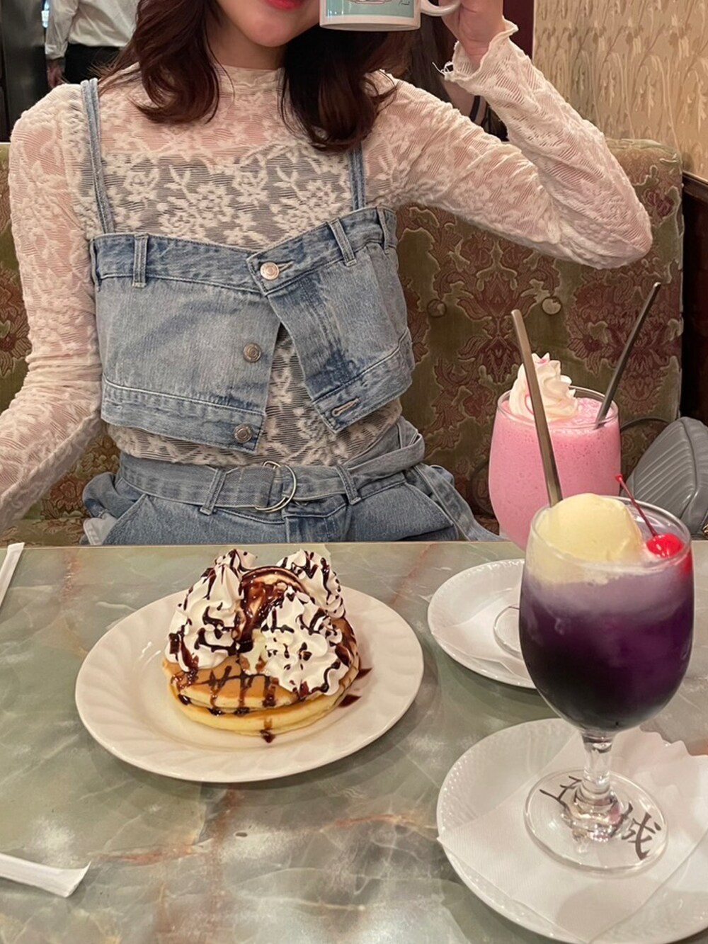 「ラクチンコーデ、春夏コーデ、おしゃれさんと繋がりたい、カジュアルコーデ、デニムコーデ、レース、24SS春の新作、レイヤード、きれいめカジュアル、デニム、Chico、大学生、スニーカー、スニーカーコーデ、ビスチェ」｜「Chicoの【2サイズ展開】配色切替デニムコンビネゾン（つなぎ/オールインワン、ブルー系）」を使った、rikonhnさん（レディース・163cm）の春コーディネートの4枚目の写真