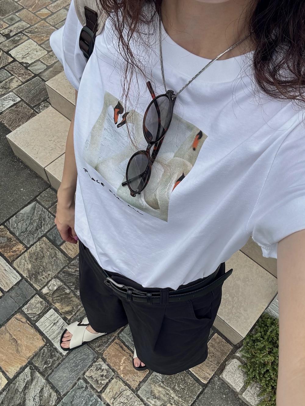 ホワイト系のバックパック/リュック、ホワイト系のサンダル、ホワイト系のTシャツ/カットソーを着用したレディースの夏コーディネートの2枚目の写真