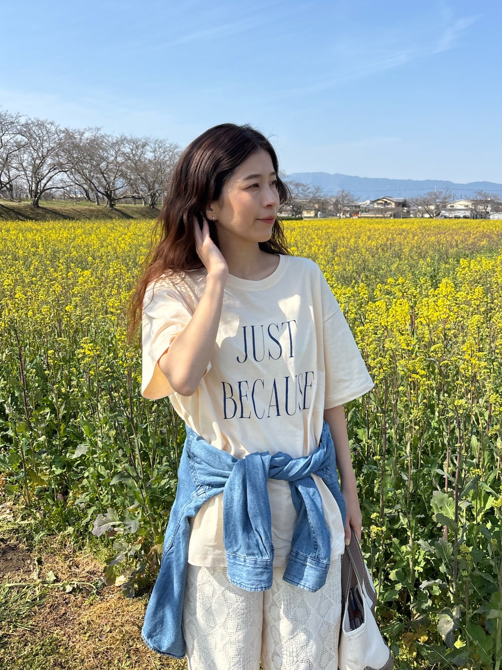 ホワイト系のTシャツ/カットソー、ブラウン系のトートバッグ、ホワイト系のその他パンツを着用したレディースの春コーディネートの3枚目の写真