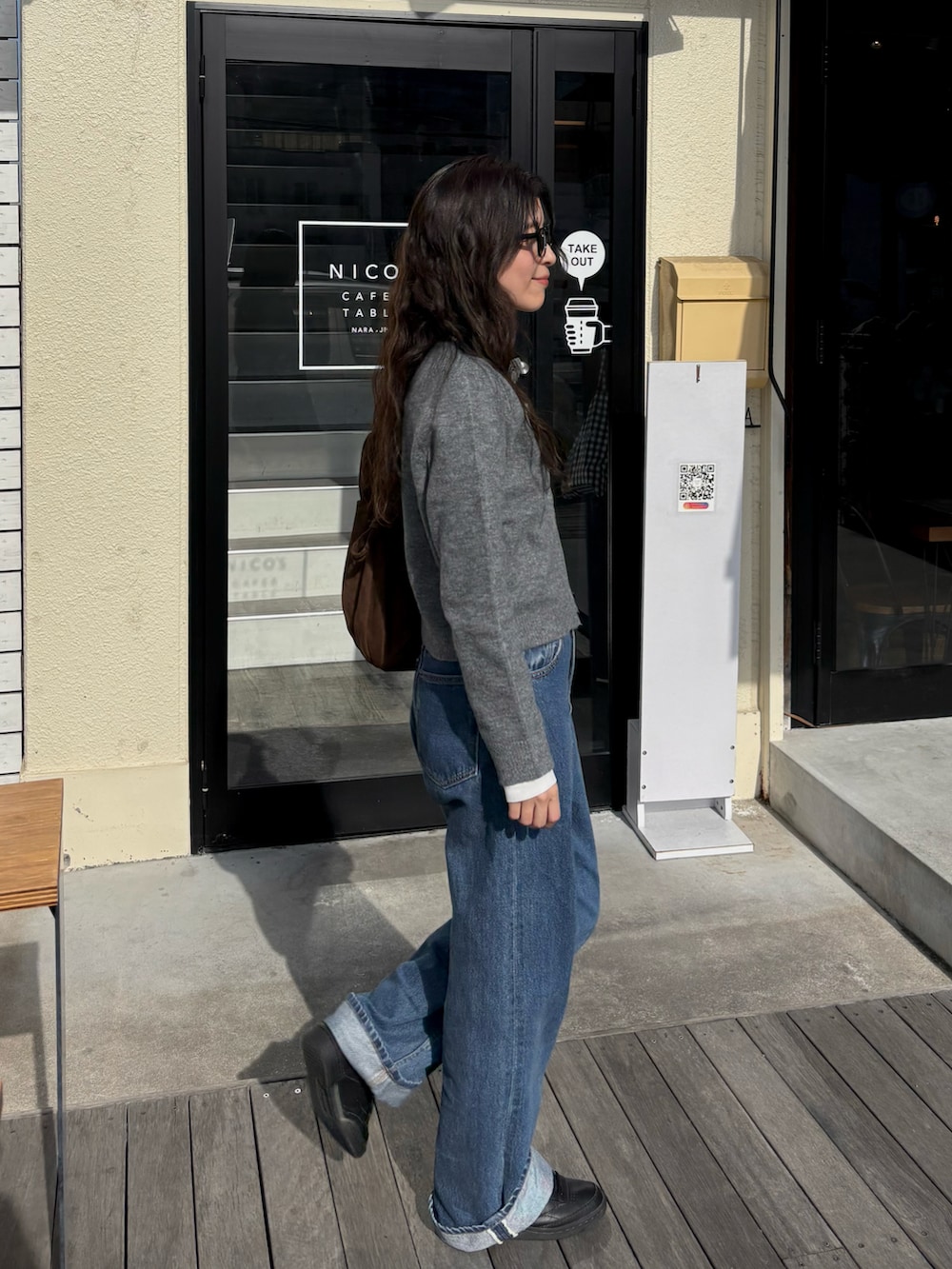 グレー系のカーディガン/ボレロを着用したレディースの冬コーディネートの2枚目の写真