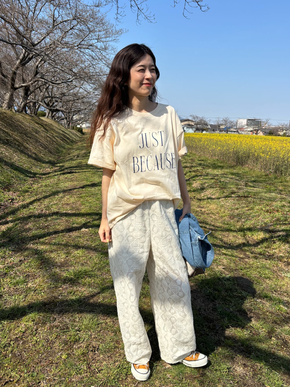 ホワイト系のTシャツ/カットソー、ブラウン系のトートバッグ、ホワイト系のその他パンツを着用したレディースの春コーディネートの2枚目の写真