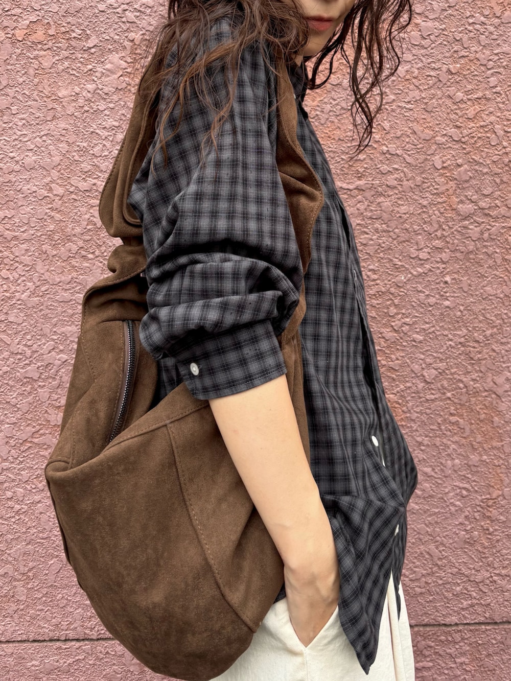 ブラウン系のハンドバッグ、ホワイト系のその他パンツ、グレー系のシャツ/ブラウスを着用したレディースの秋コーディネートの2枚目の写真