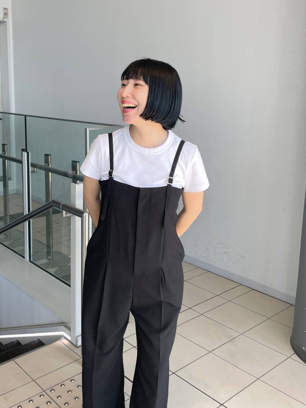 ブラック系のサロペット/オーバーオールを着用したレディースの夏コーディネートの4枚目の写真