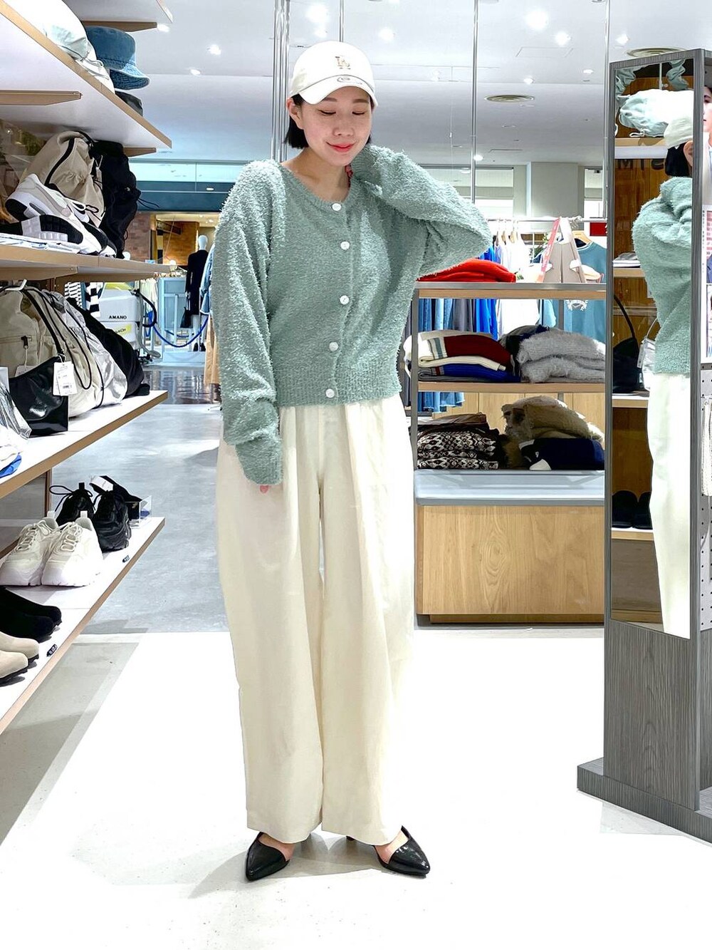 グリーン系のカーディガン/ボレロ、ホワイト系のその他パンツ、ブラック系のパンプスを着用したレディースの冬コーディネートの5枚目の写真