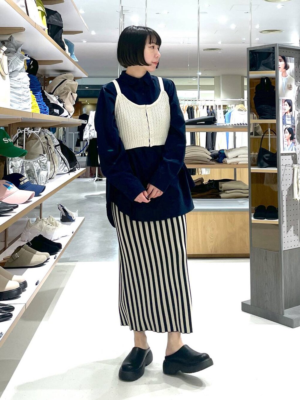 ホワイト系のスカート、ブラック系のその他シューズを着用したレディースの冬コーディネートの4枚目の写真