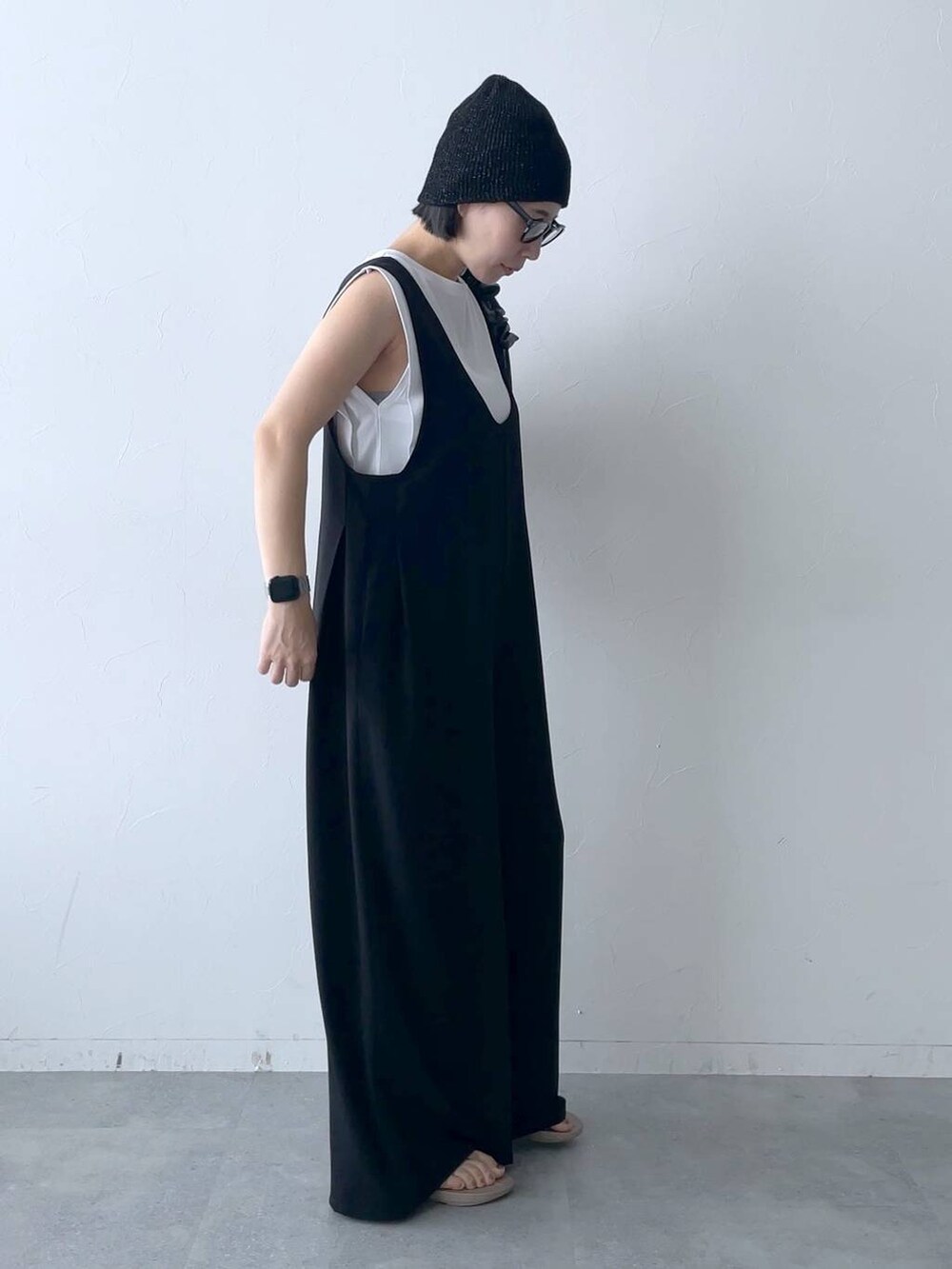 ブラック系のショルダーバッグ、ブラック系のサロペット/オーバーオールを着用したレディースの夏コーディネートの3枚目の写真