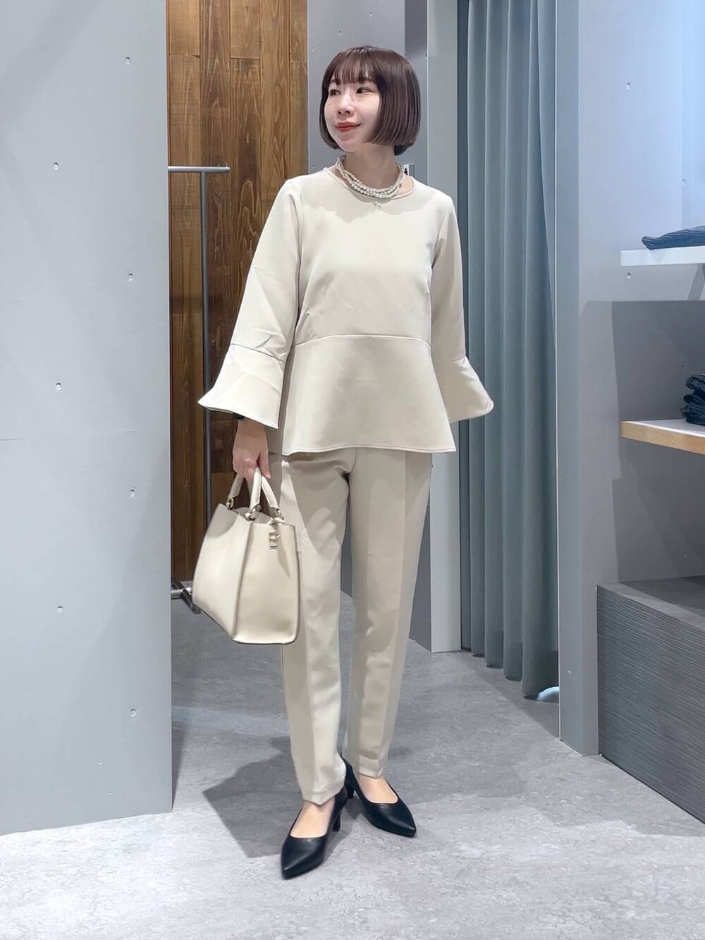 ホワイト系のその他パンツ、ホワイト系のシャツ/ブラウス、ブラック系のショルダーバッグを着用したレディースの冬コーディネートの8枚目の写真