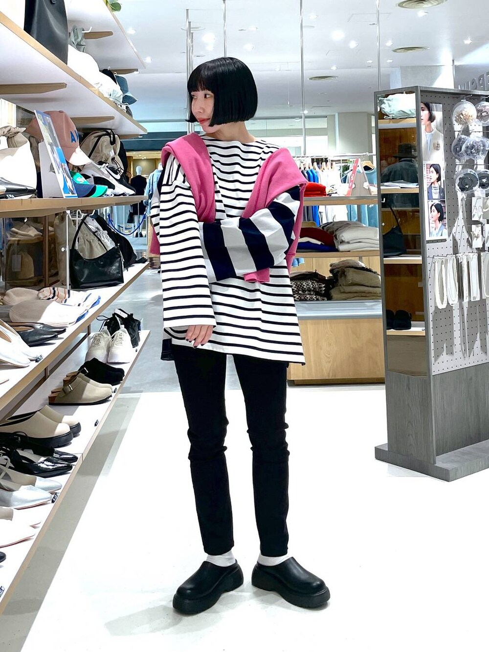 シルバー系のハンドバッグ、ブラック系のその他パンツ、ピンク系のTシャツ/カットソーを着用したレディースの冬コーディネートの2枚目の写真