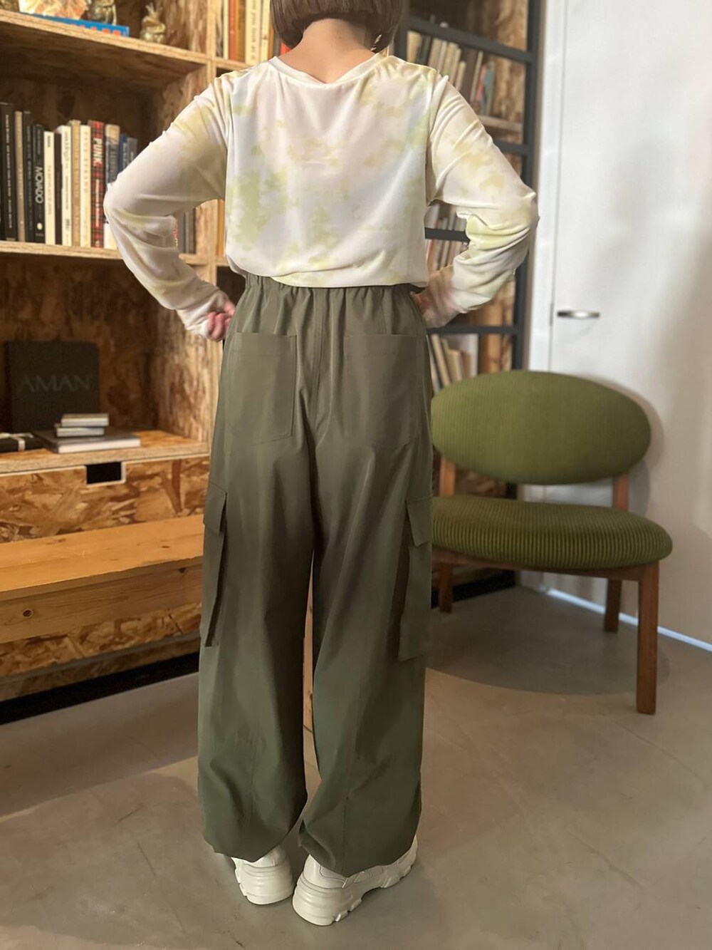 ホワイト系のカーゴパンツ、グリーン系のTシャツ/カットソーを着用したレディースの冬コーディネートの4枚目の写真