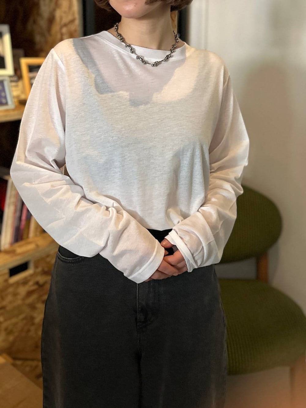 ブラック系のデニムパンツ、ホワイト系のTシャツ/カットソーを着用したレディースの冬コーディネートの5枚目の写真