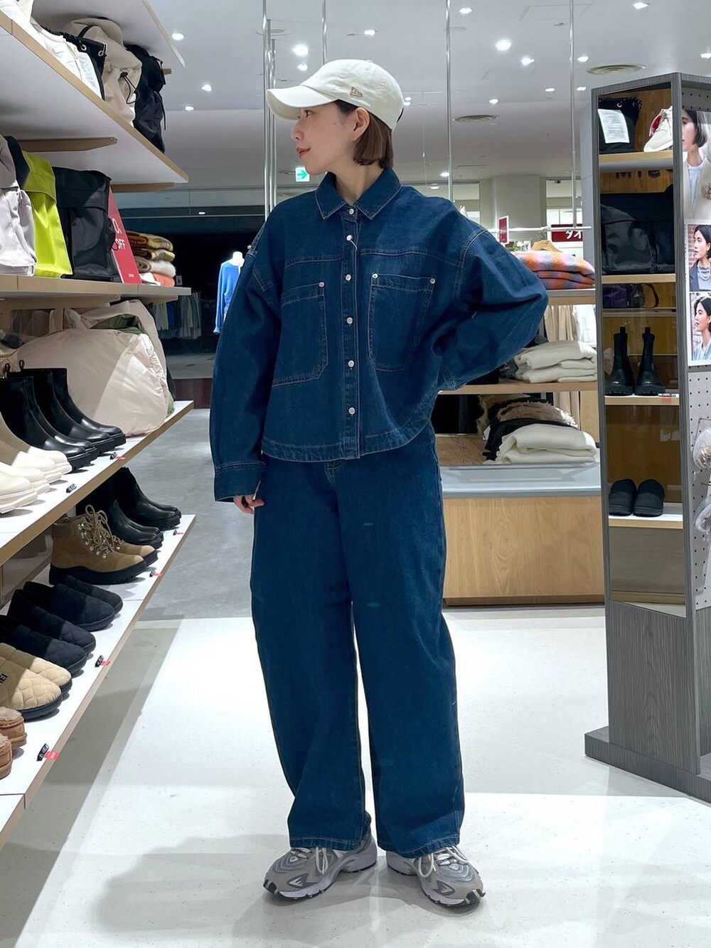 ブルー系のシャツ/ブラウス、ブルー系のデニムパンツを着用したレディースの冬コーディネートの5枚目の写真