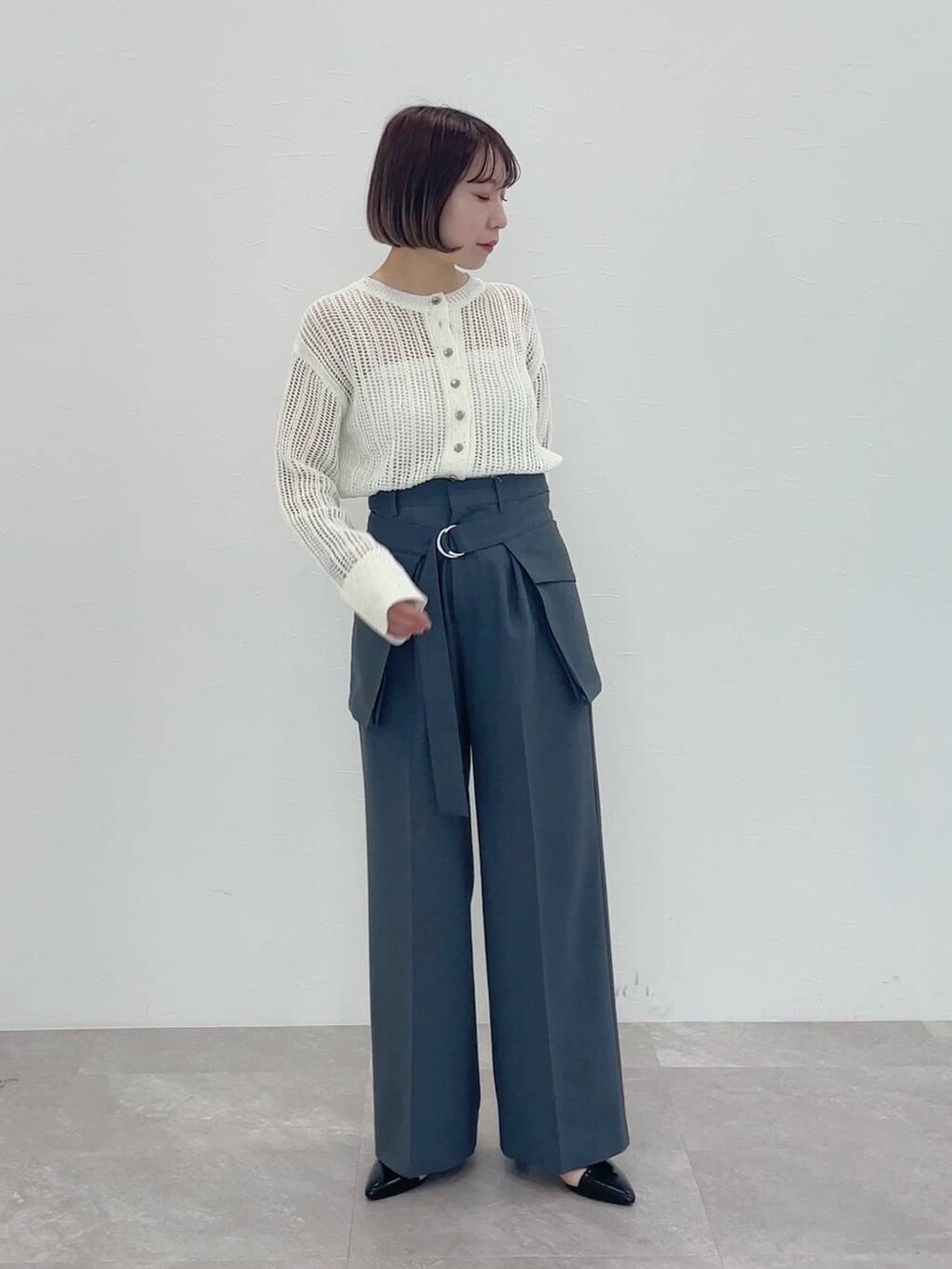 グレー系のその他パンツ、ホワイト系のカーディガン/ボレロを着用したレディースの冬コーディネートの5枚目の写真