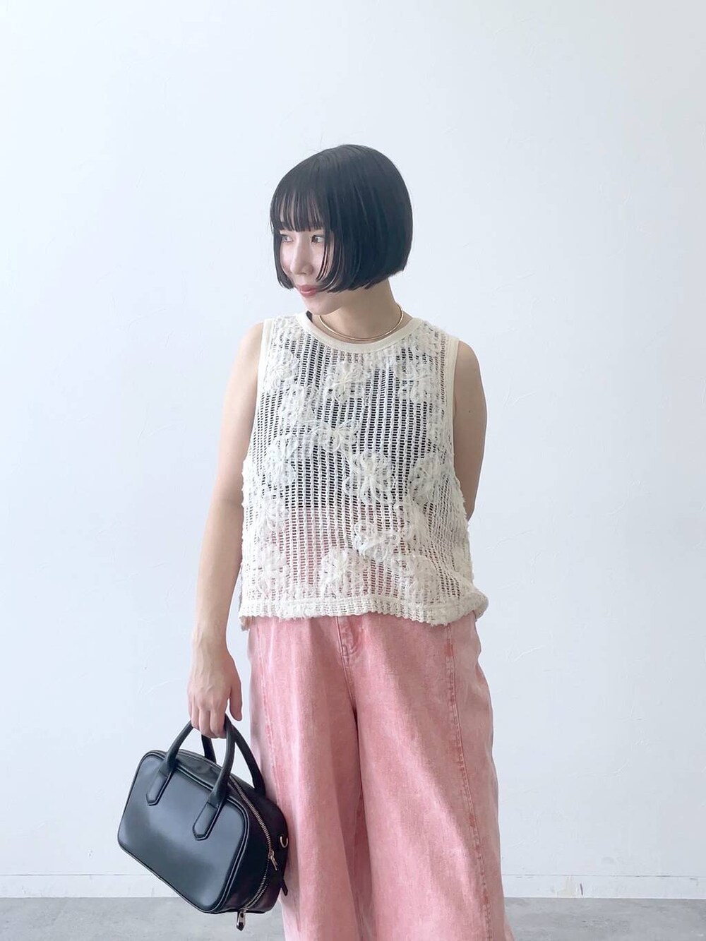 ピンク系のデニムパンツを着用したレディースの夏コーディネートの4枚目の写真