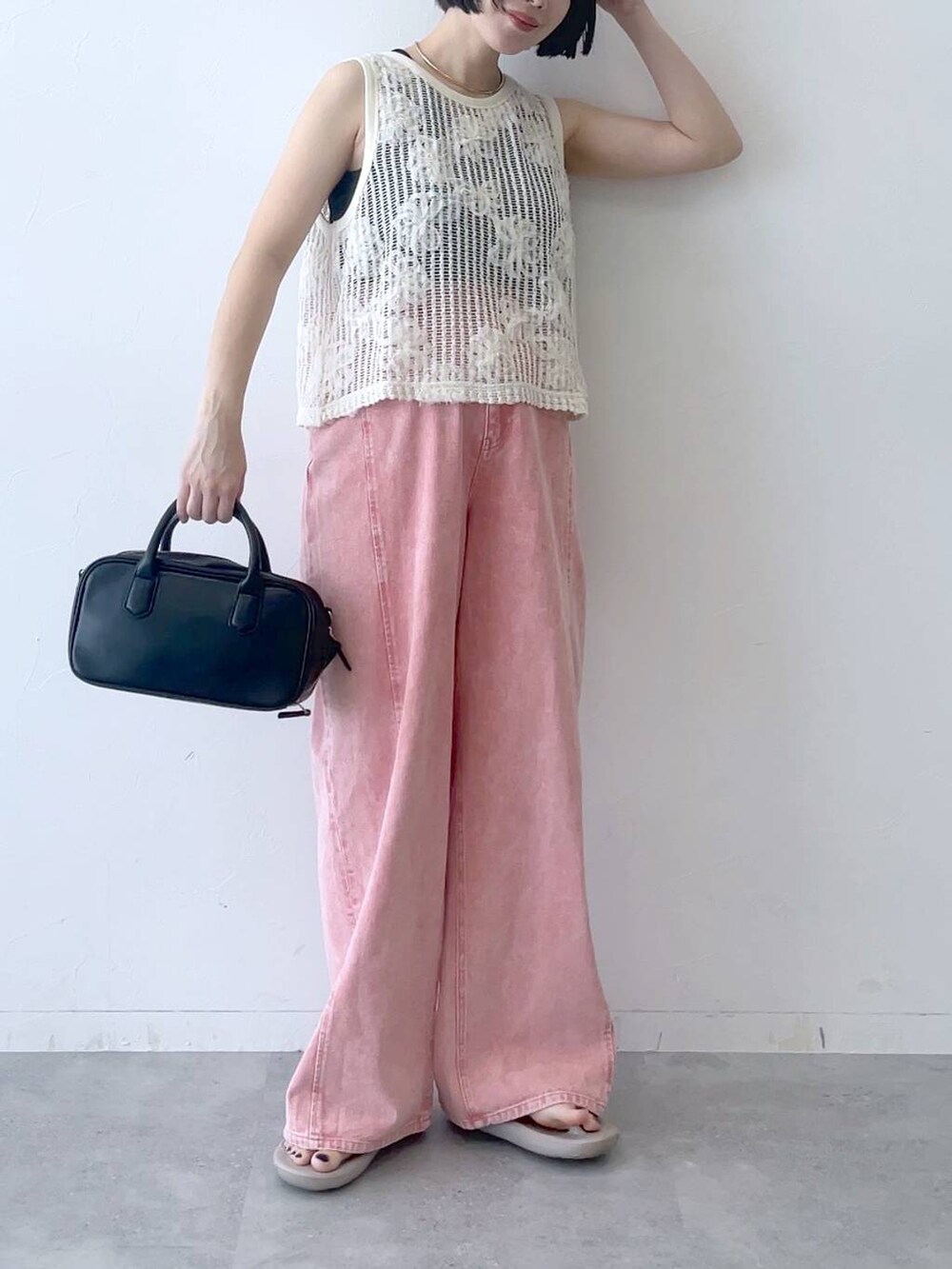 ピンク系のデニムパンツを着用したレディースの夏コーディネートの2枚目の写真