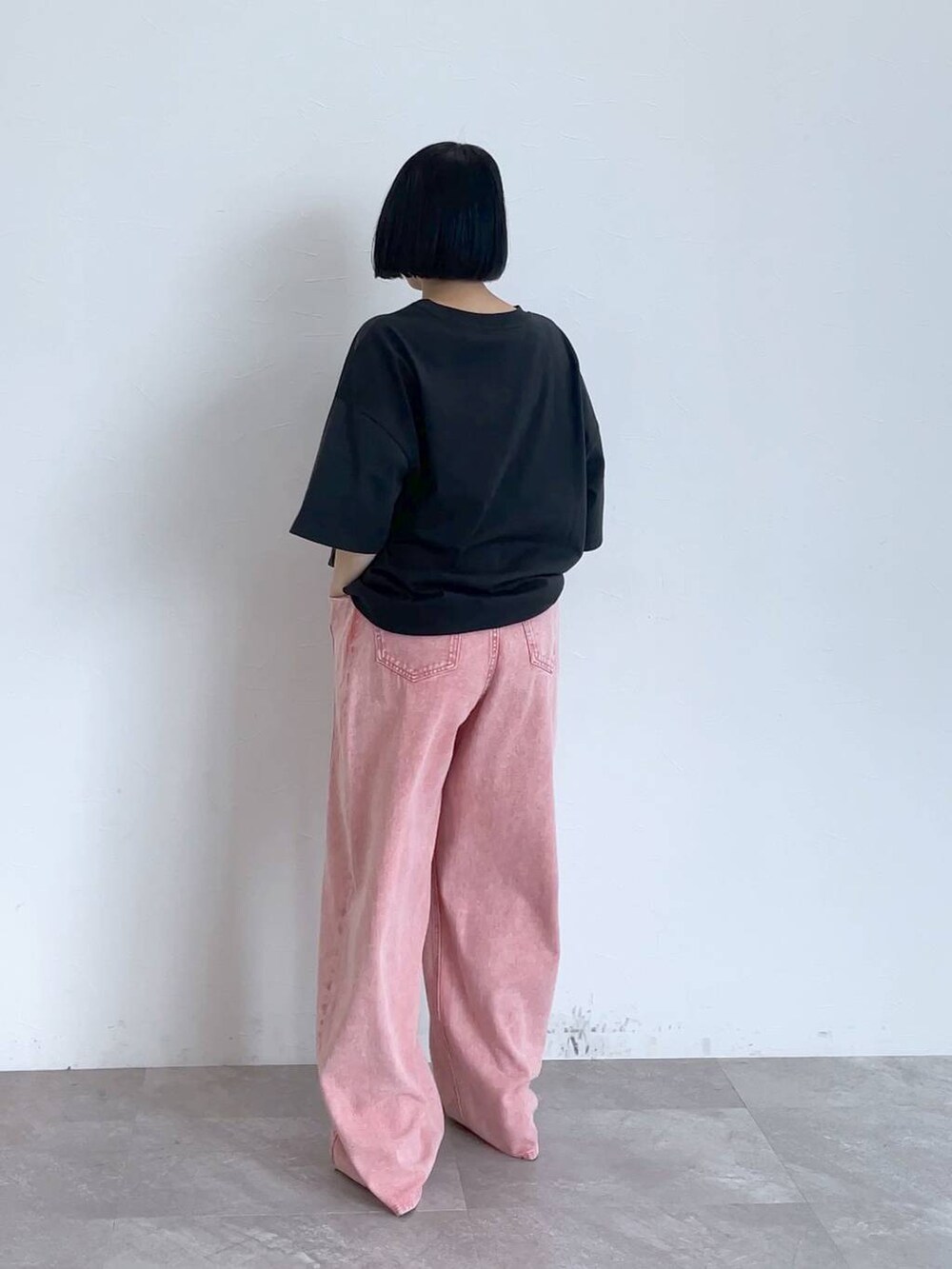 グレー系のTシャツ/カットソー、ピンク系のデニムパンツを着用したレディースの夏コーディネートの3枚目の写真
