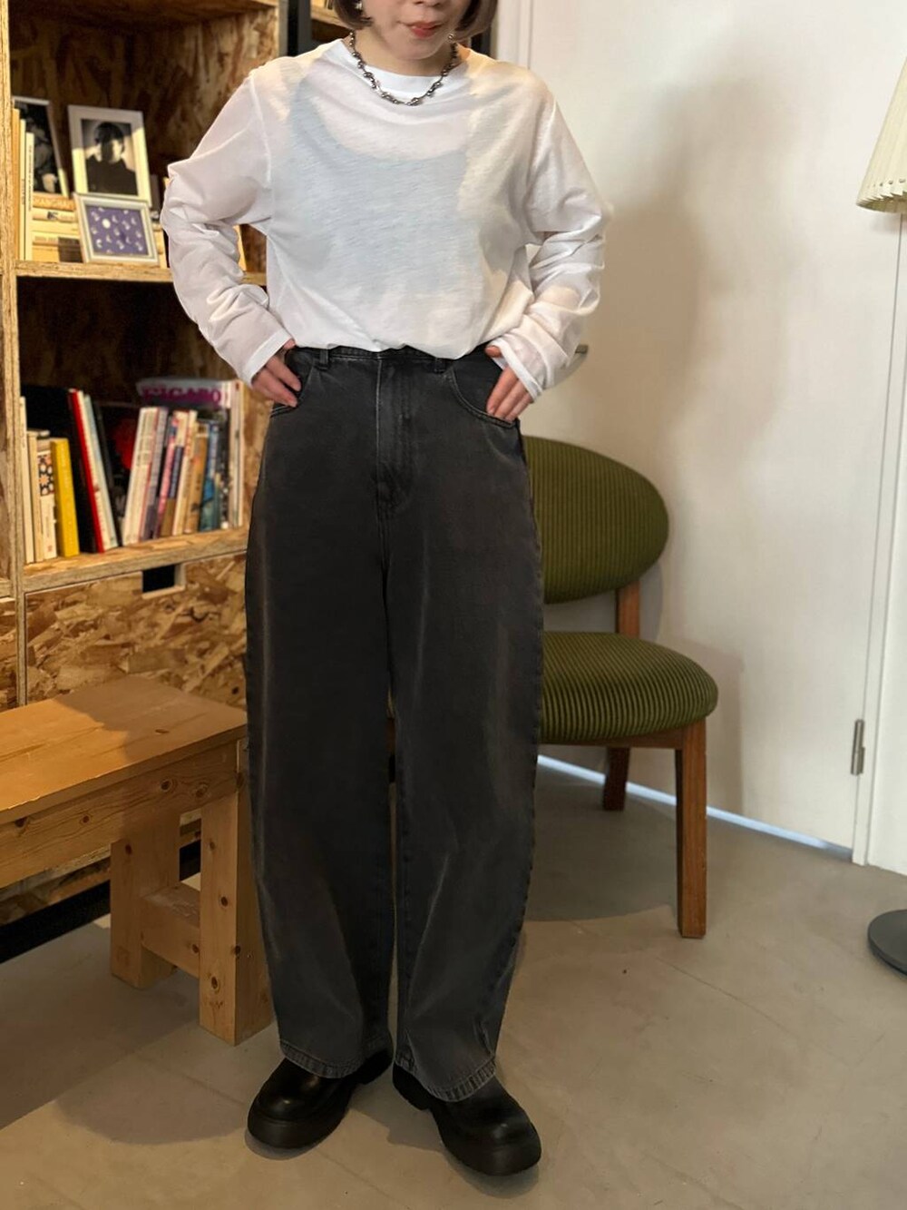 ブラック系のデニムパンツ、ホワイト系のTシャツ/カットソーを着用したレディースの冬コーディネートの2枚目の写真