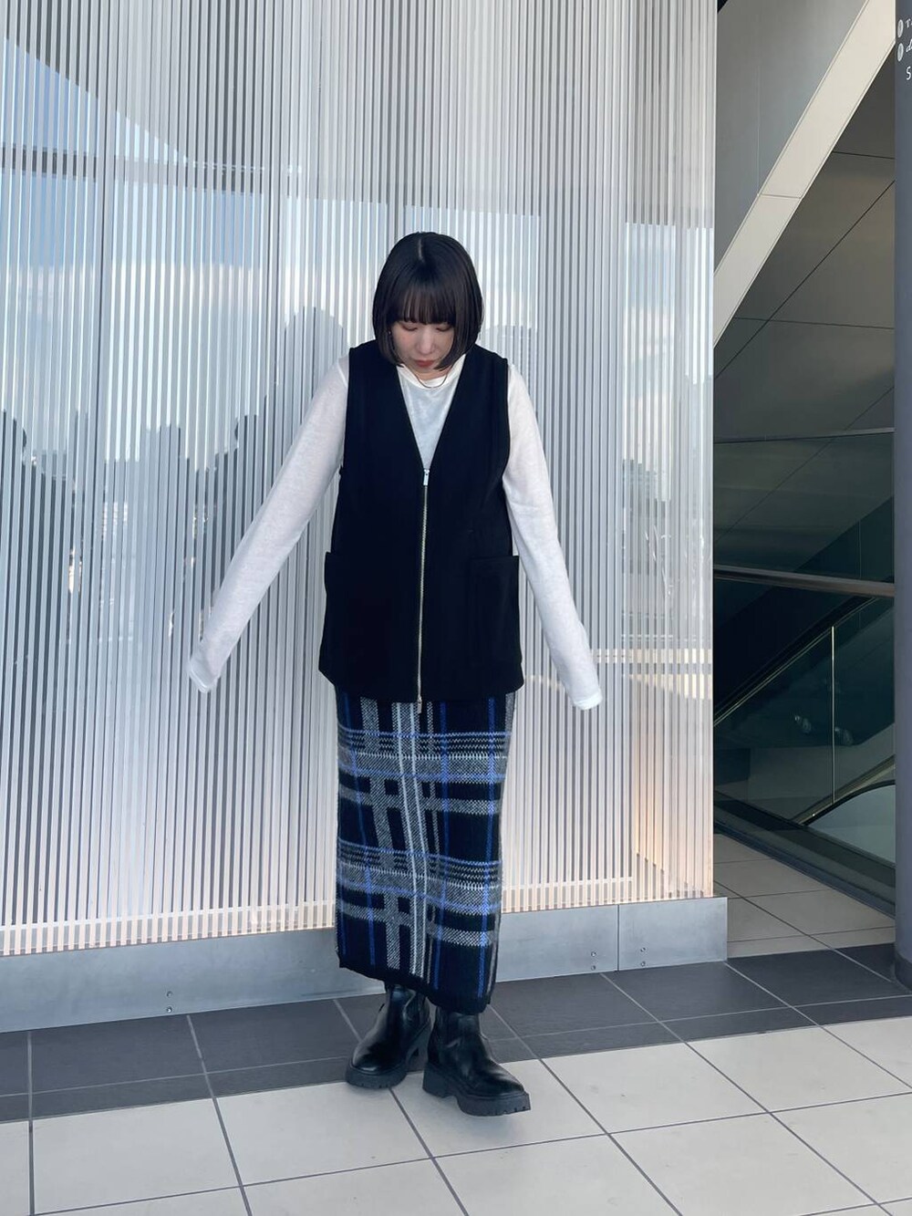 ブラック系のベスト、ブラック系のマタニティウェア/グッズを着用したレディースの秋コーディネートの3枚目の写真