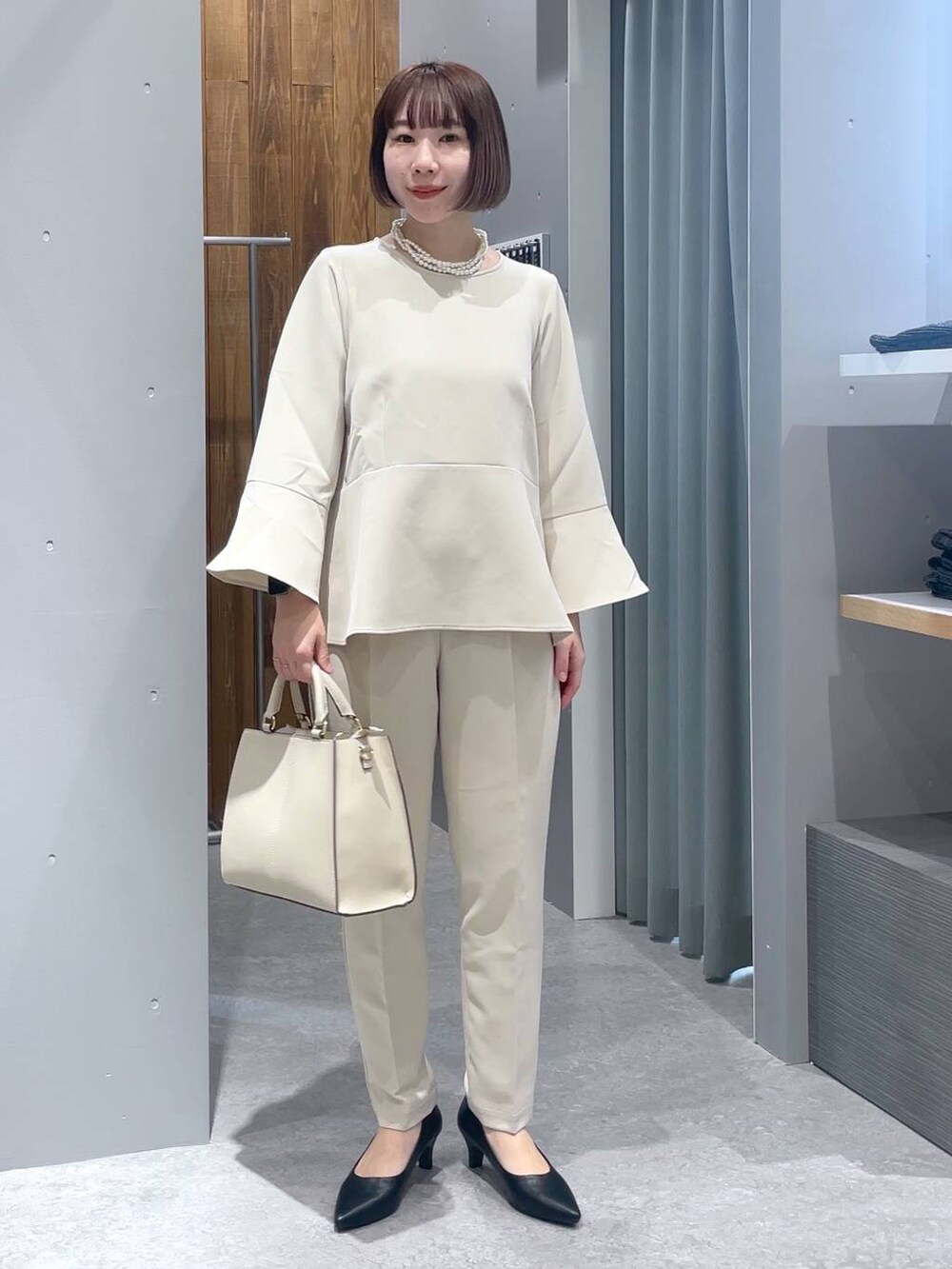 ホワイト系のその他パンツ、ホワイト系のシャツ/ブラウス、ブラック系のショルダーバッグを着用したレディースの冬コーディネートの6枚目の写真