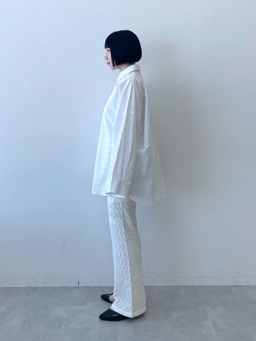 ホワイト系のシャツ/ブラウス、ホワイト系のその他パンツを着用したレディースの春コーディネートの3枚目の写真