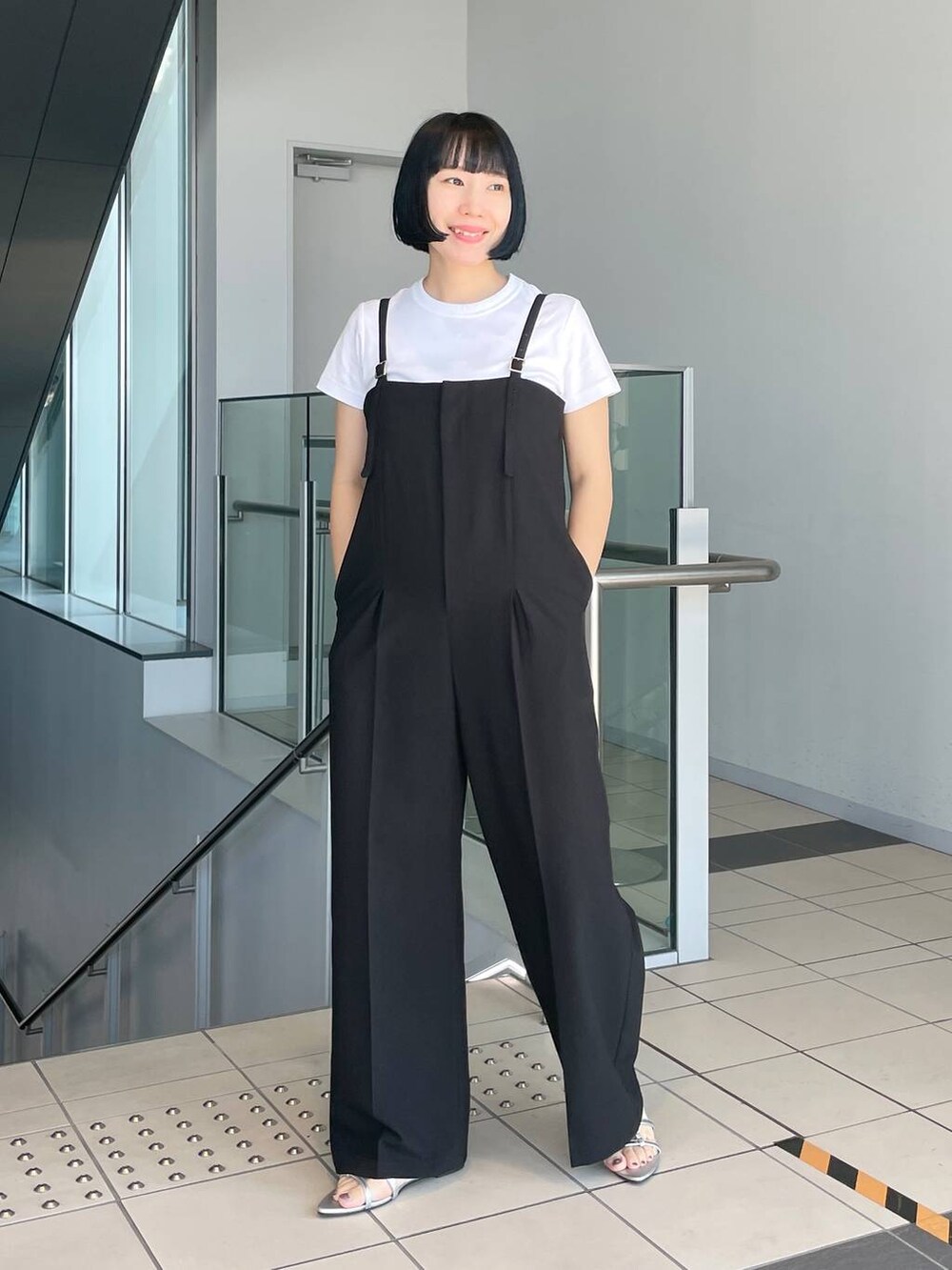 ブラック系のサロペット/オーバーオールを着用したレディースの夏コーディネートの3枚目の写真