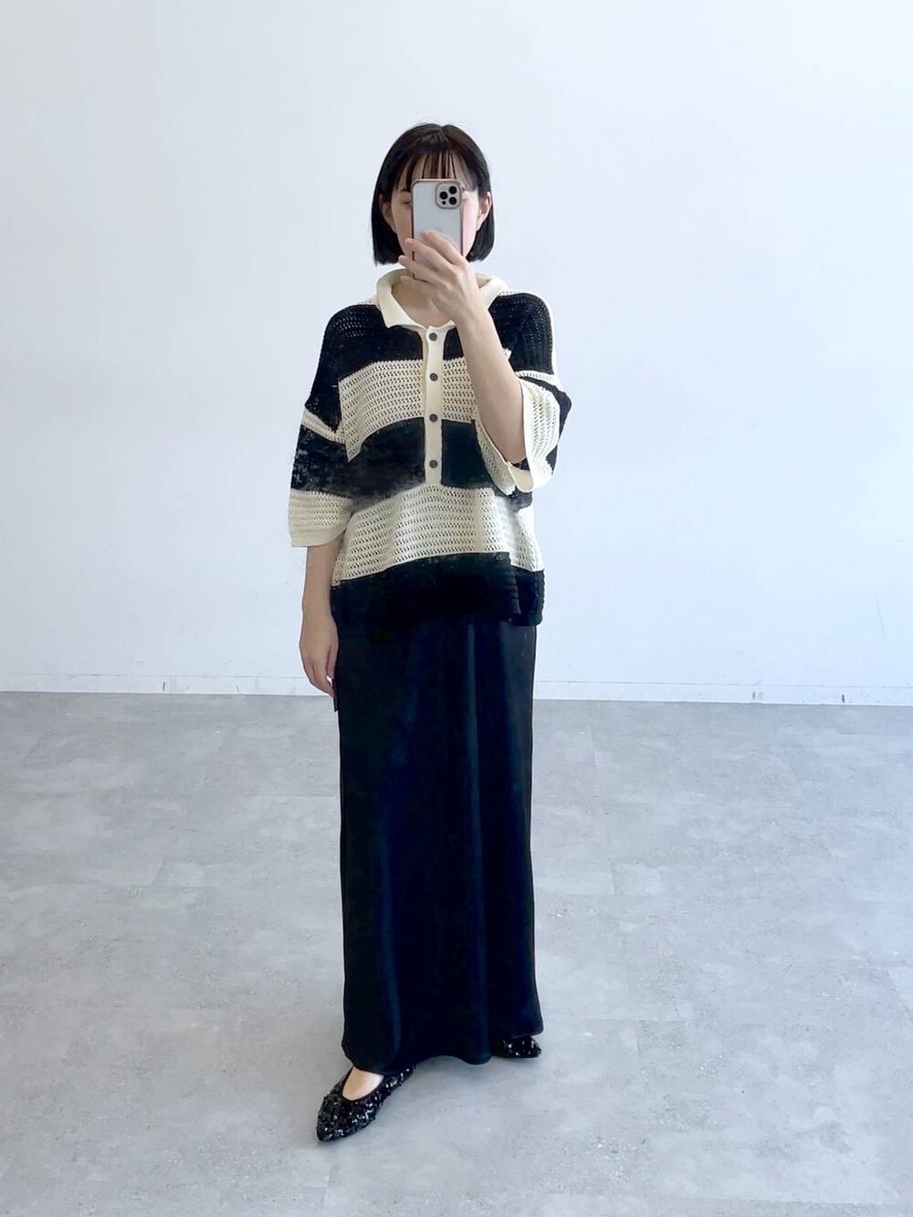 ブラック系のスカートを着用したレディースの夏コーディネートの2枚目の写真