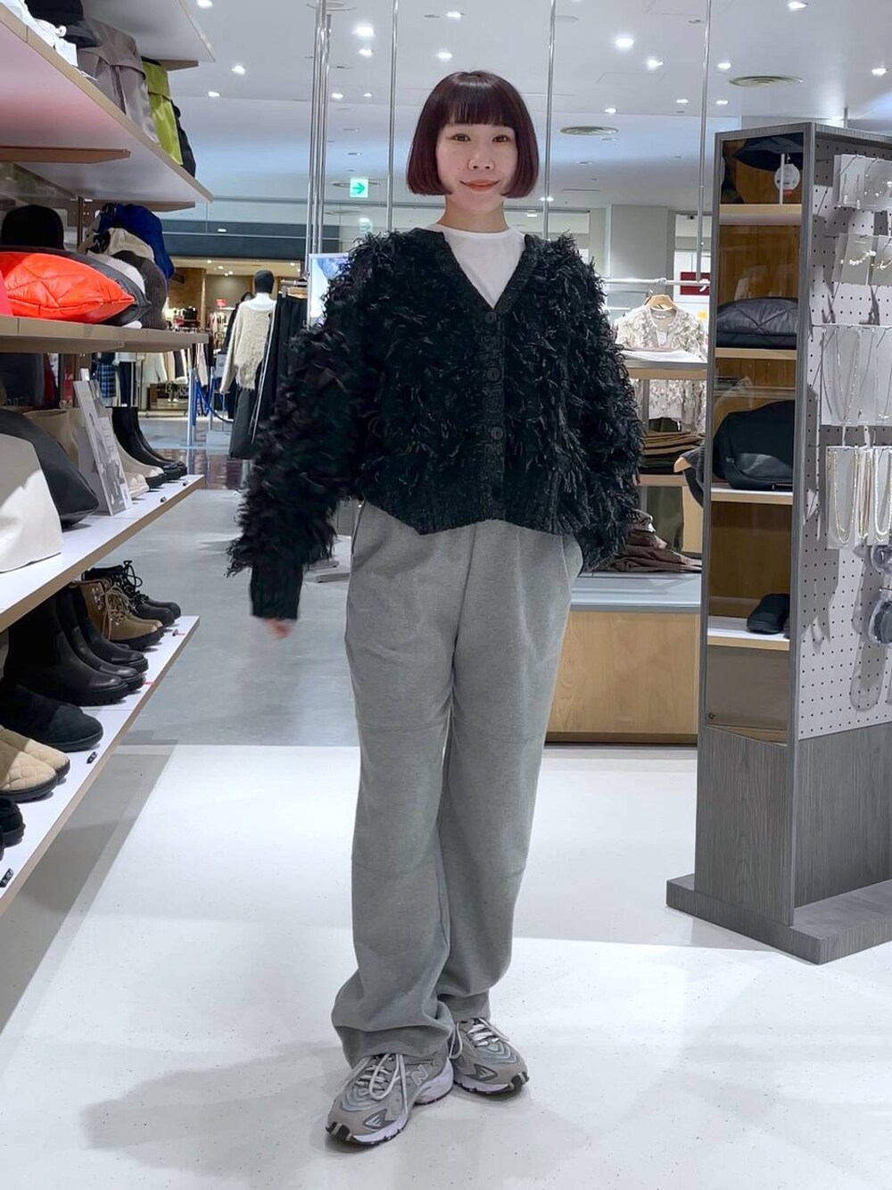 グレー系のその他パンツ、ブラック系のカーディガン/ボレロを着用したレディースの冬コーディネートの2枚目の写真