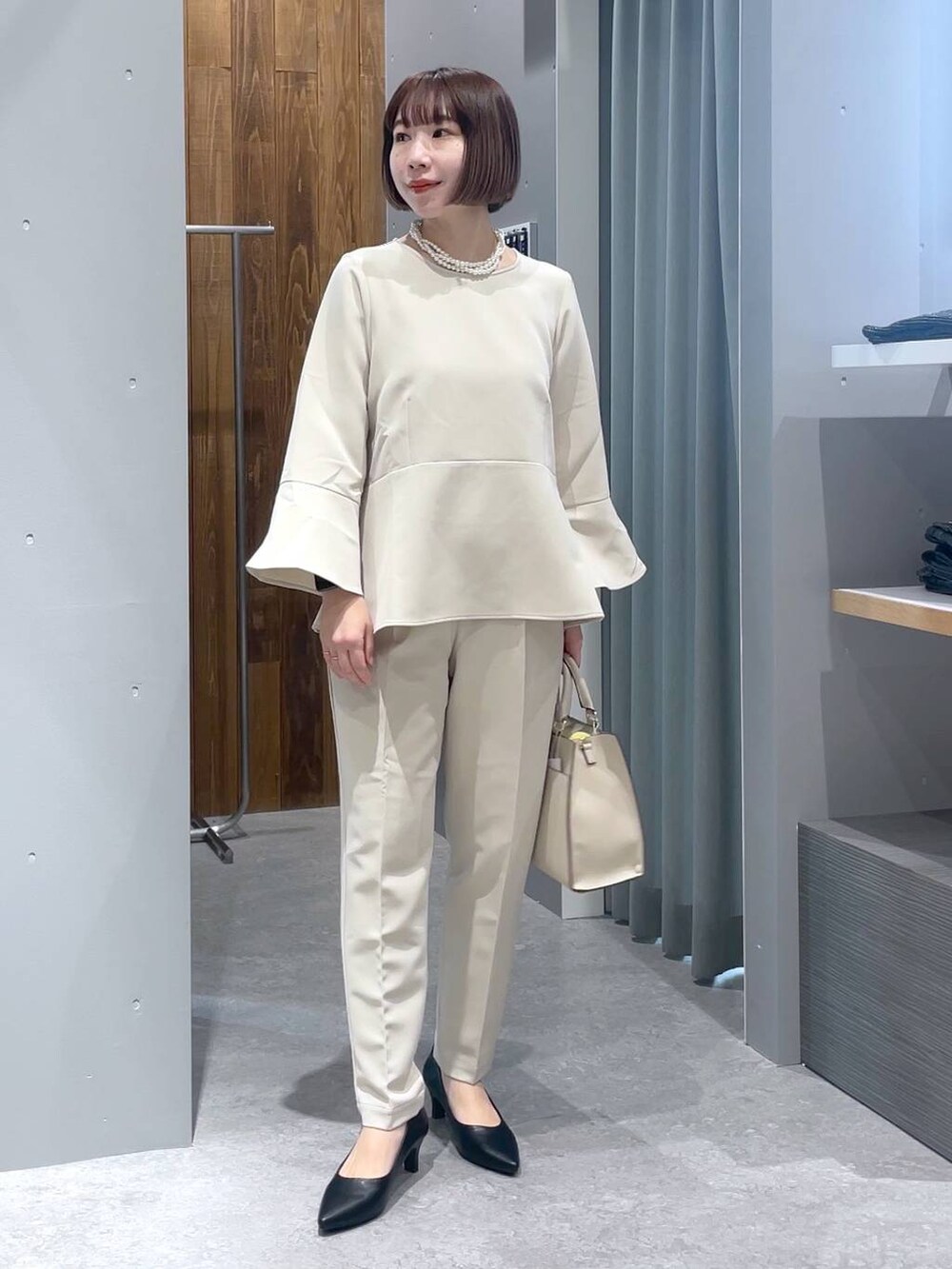 ホワイト系のその他パンツ、ホワイト系のシャツ/ブラウス、ブラック系のショルダーバッグを着用したレディースの冬コーディネートの2枚目の写真
