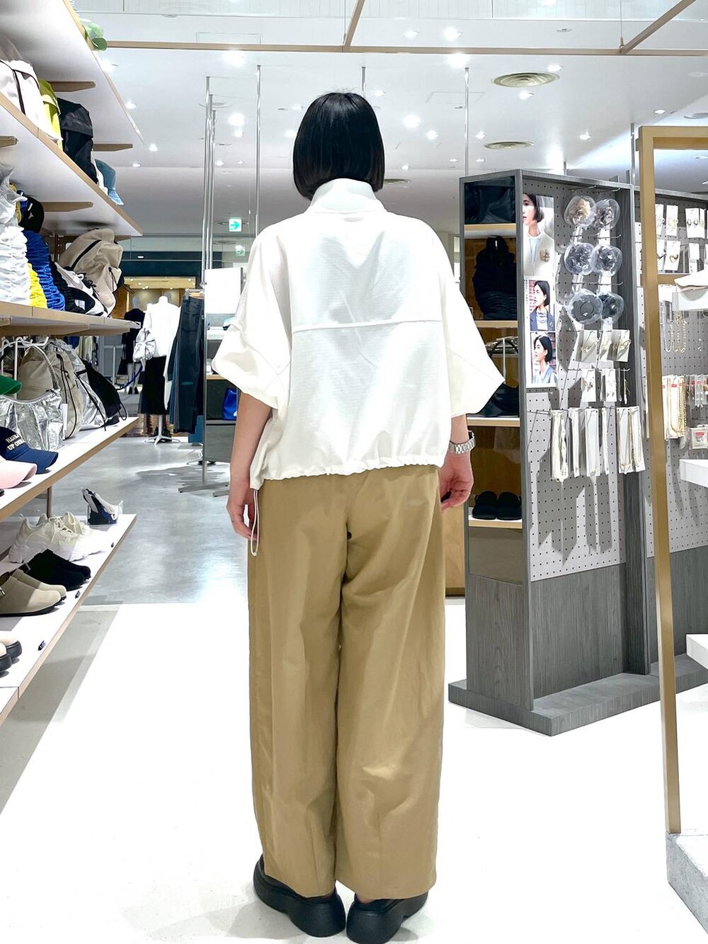 ホワイト系のその他アウター、ベージュ系のその他パンツを着用したレディースの冬コーディネートの5枚目の写真