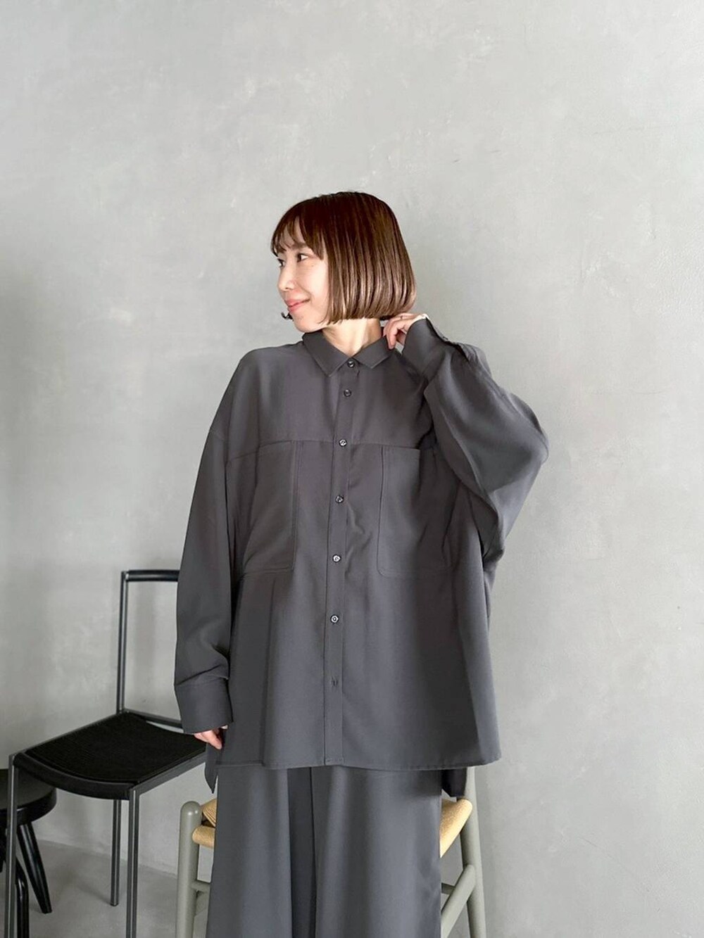 グレー系のシャツ/ブラウス、グレー系のその他パンツを着用したレディースの春コーディネートの3枚目の写真