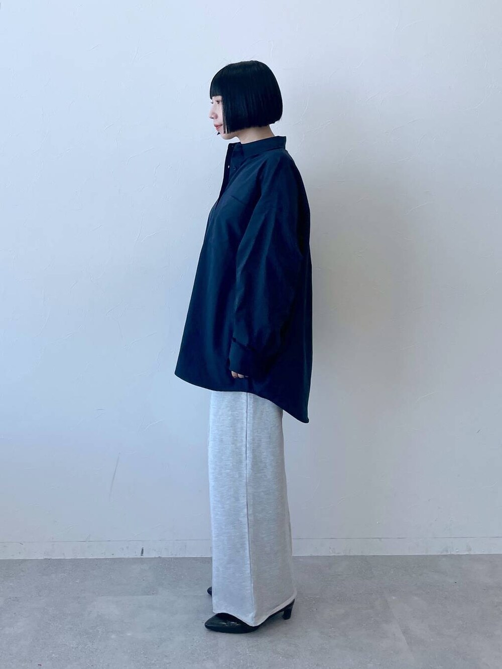 ブルー系のシャツ/ブラウス、ブラック系のパンプス、グレー系のスウェットパンツを着用したレディースの春コーディネートの3枚目の写真