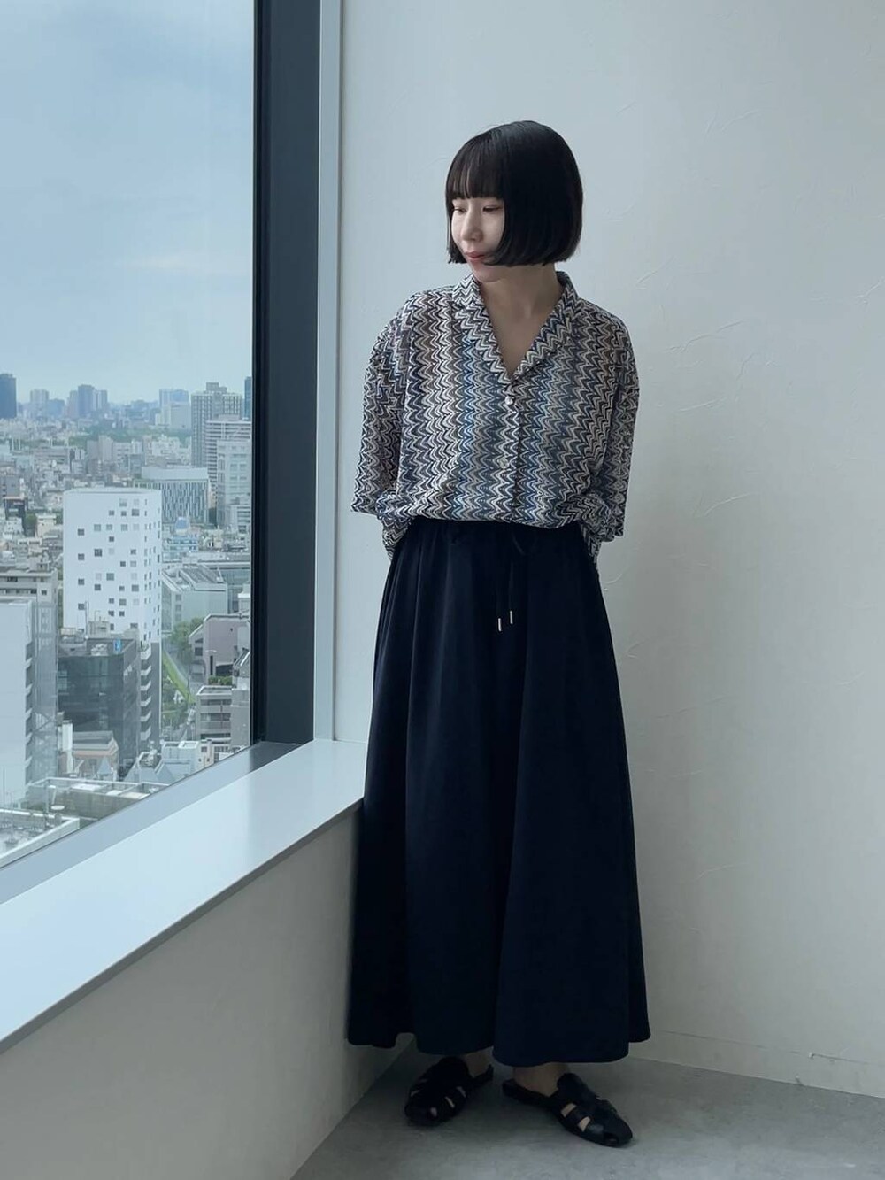 ブルー系のその他パンツ、ブルー系のシャツ/ブラウスを着用したレディースの春コーディネートの3枚目の写真