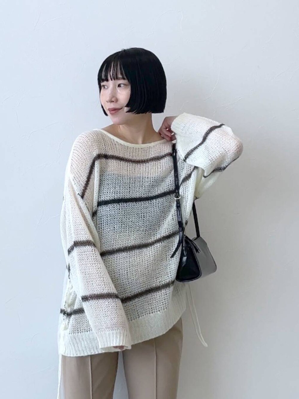 ホワイト系のニット/セーター、ベージュ系のマタニティウェア/グッズを着用したレディースの秋コーディネートの2枚目の写真