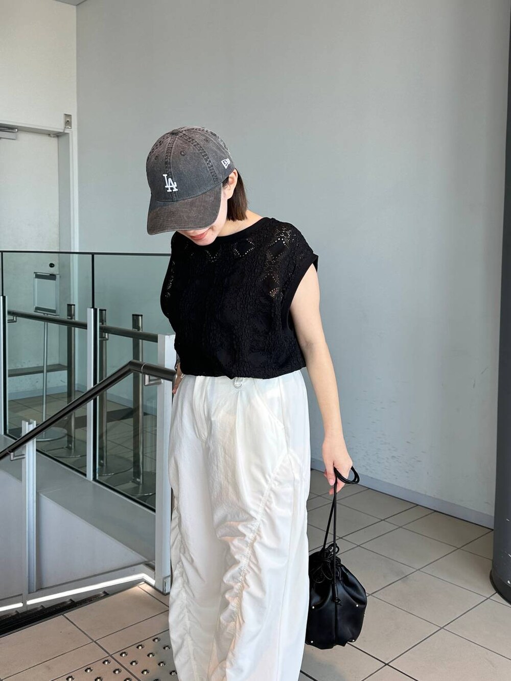 ホワイト系のその他パンツ、ブラック系のTシャツ/カットソーを着用したレディースの夏コーディネートの3枚目の写真