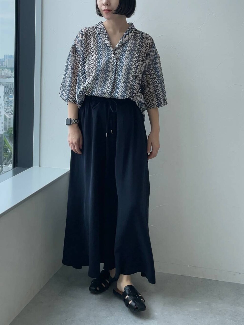 ブルー系のその他パンツ、ブルー系のシャツ/ブラウスを着用したレディースの春コーディネートの2枚目の写真